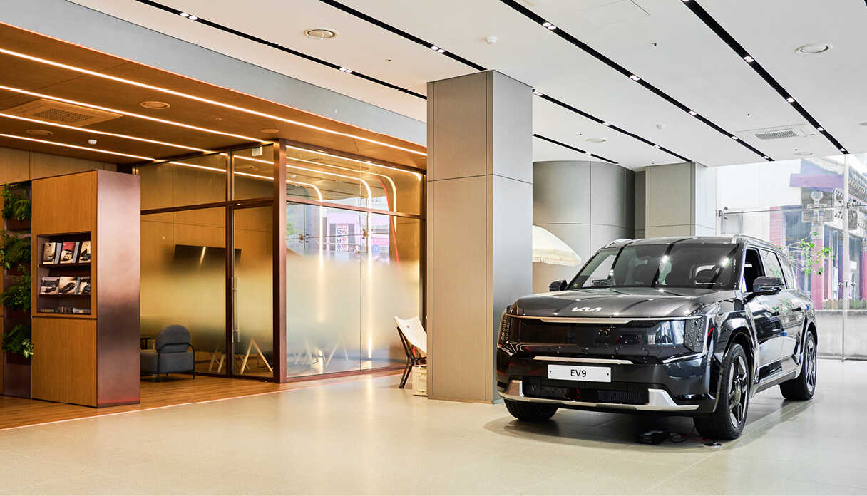 검은색 SUV가 전시된 자동차 전시장 모습