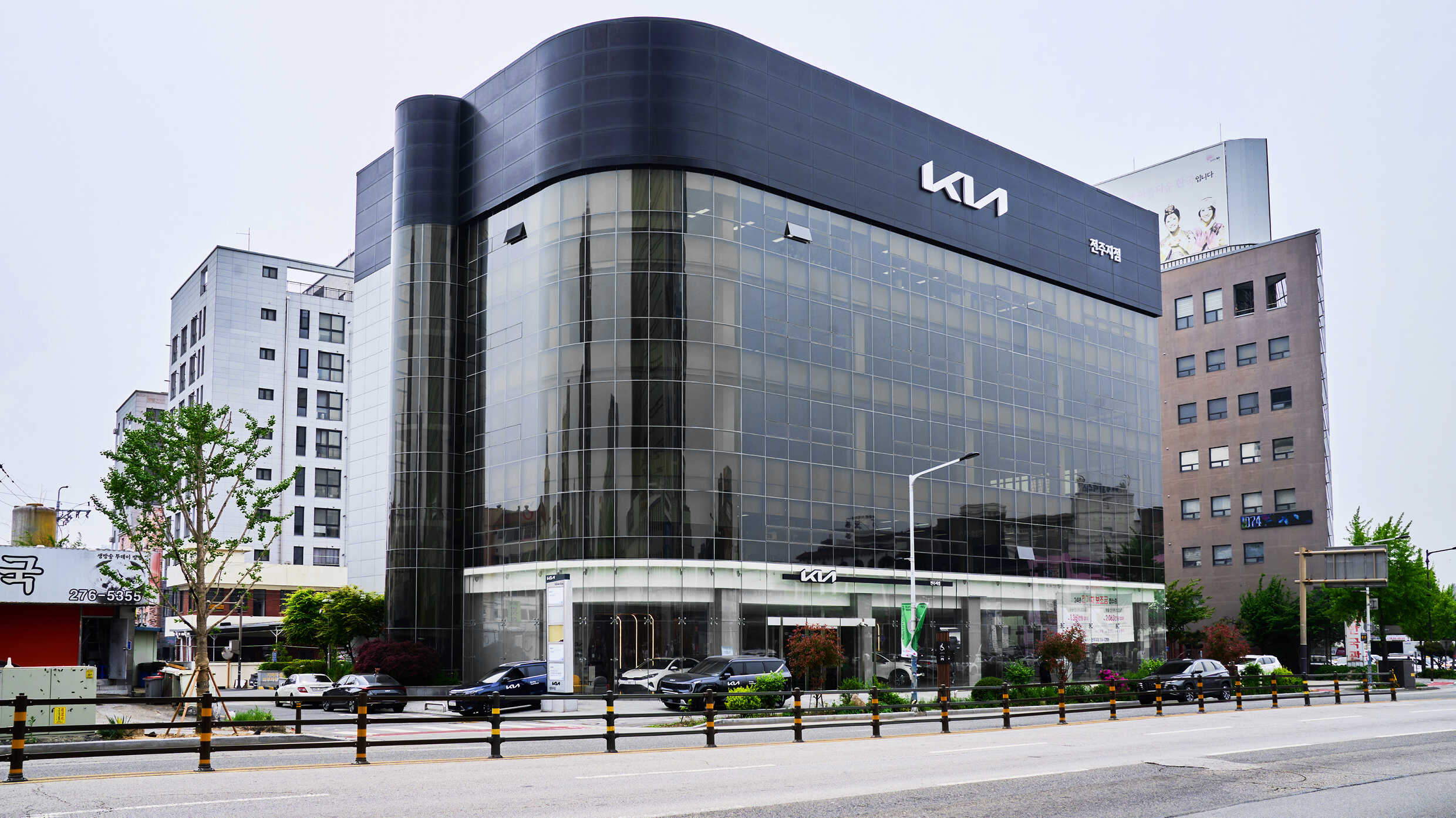 사거리에 위치한 검정색 5층 빌딩 전경 모습