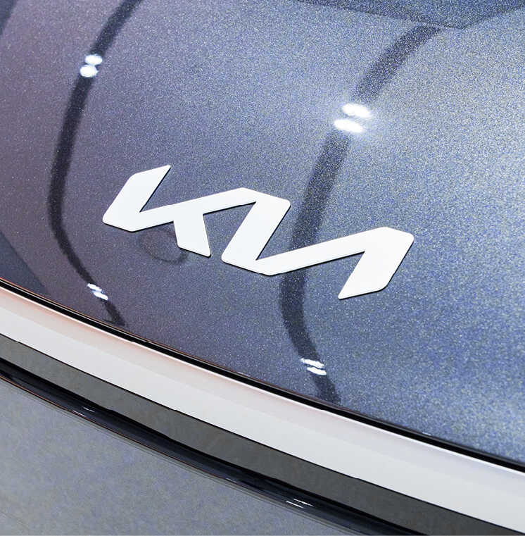 그라파이트 차체 위에 기아 엠블럼이 놓인 모습