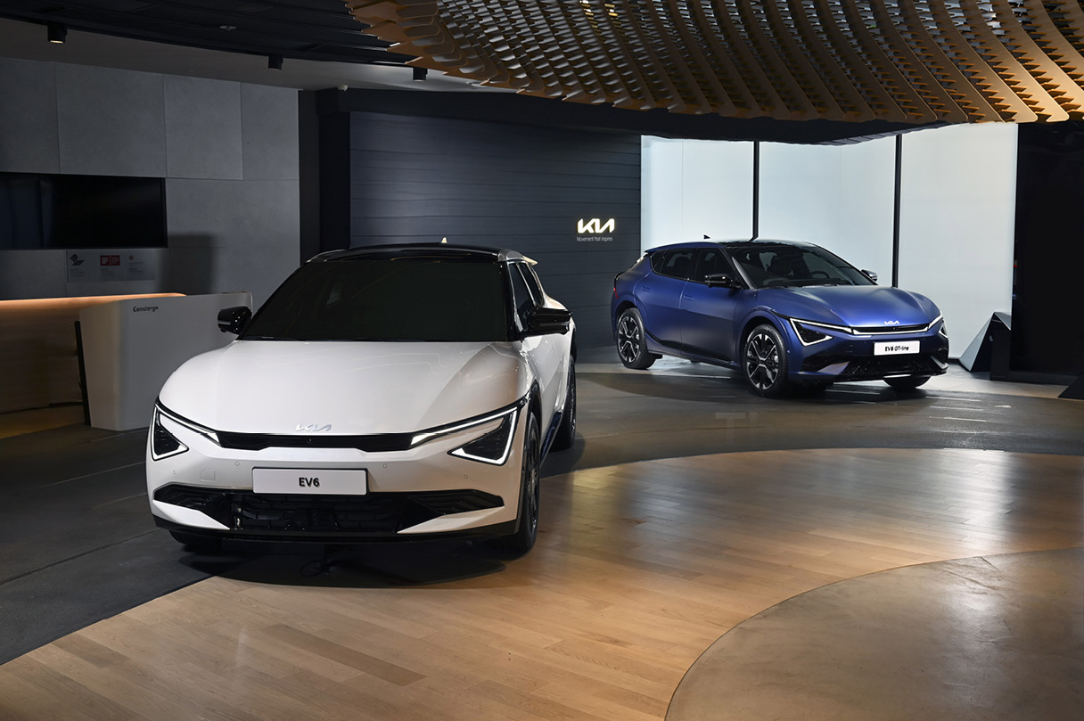 전시장 안에 서있는 두 대의 차량