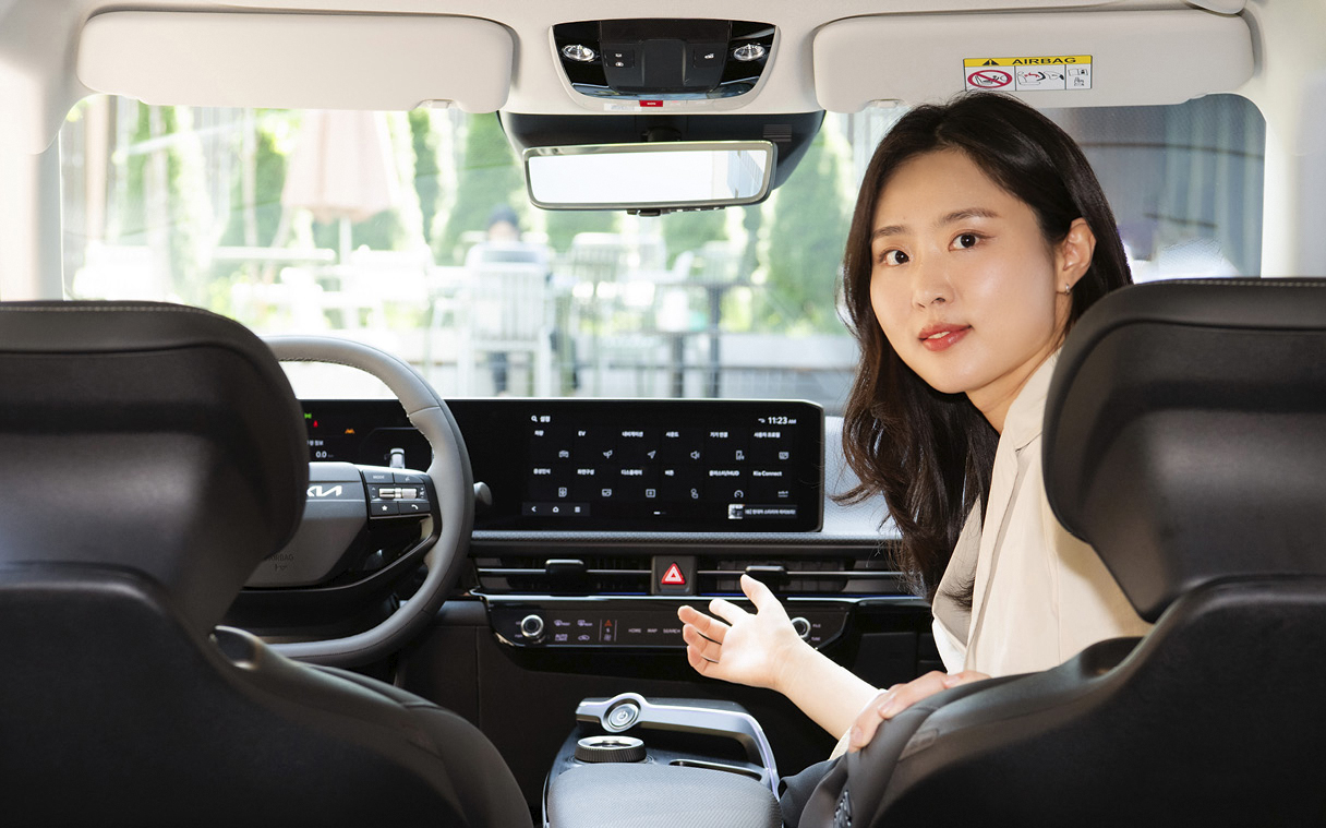 차량 실내의 변화에 대해 설명하는 디자이너