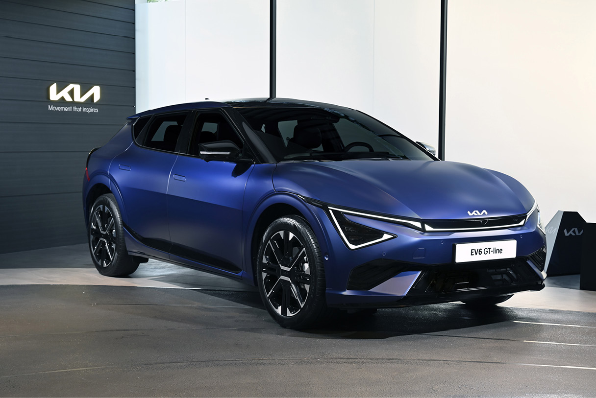 전시장에 서있는 차량의 모습