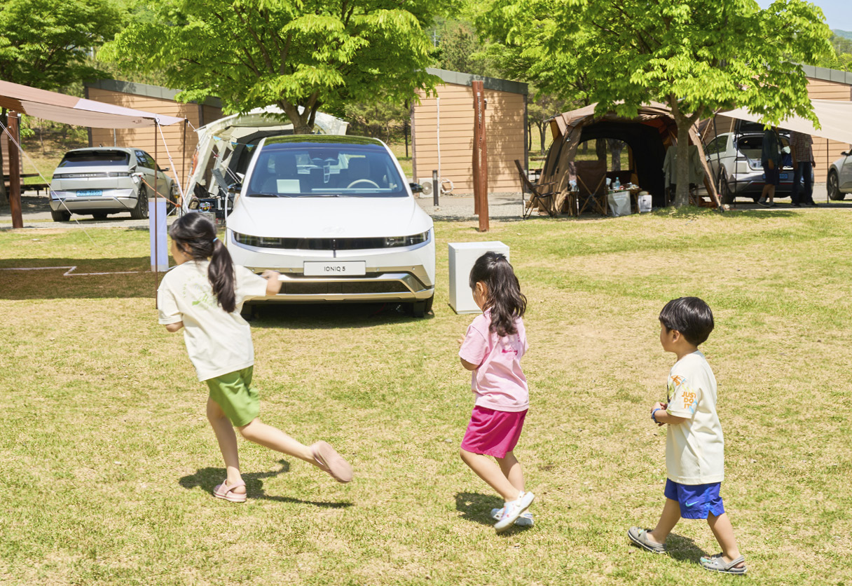 현대자동차 휠핑 행사 현장에서 뛰어노는 아이들의 모습