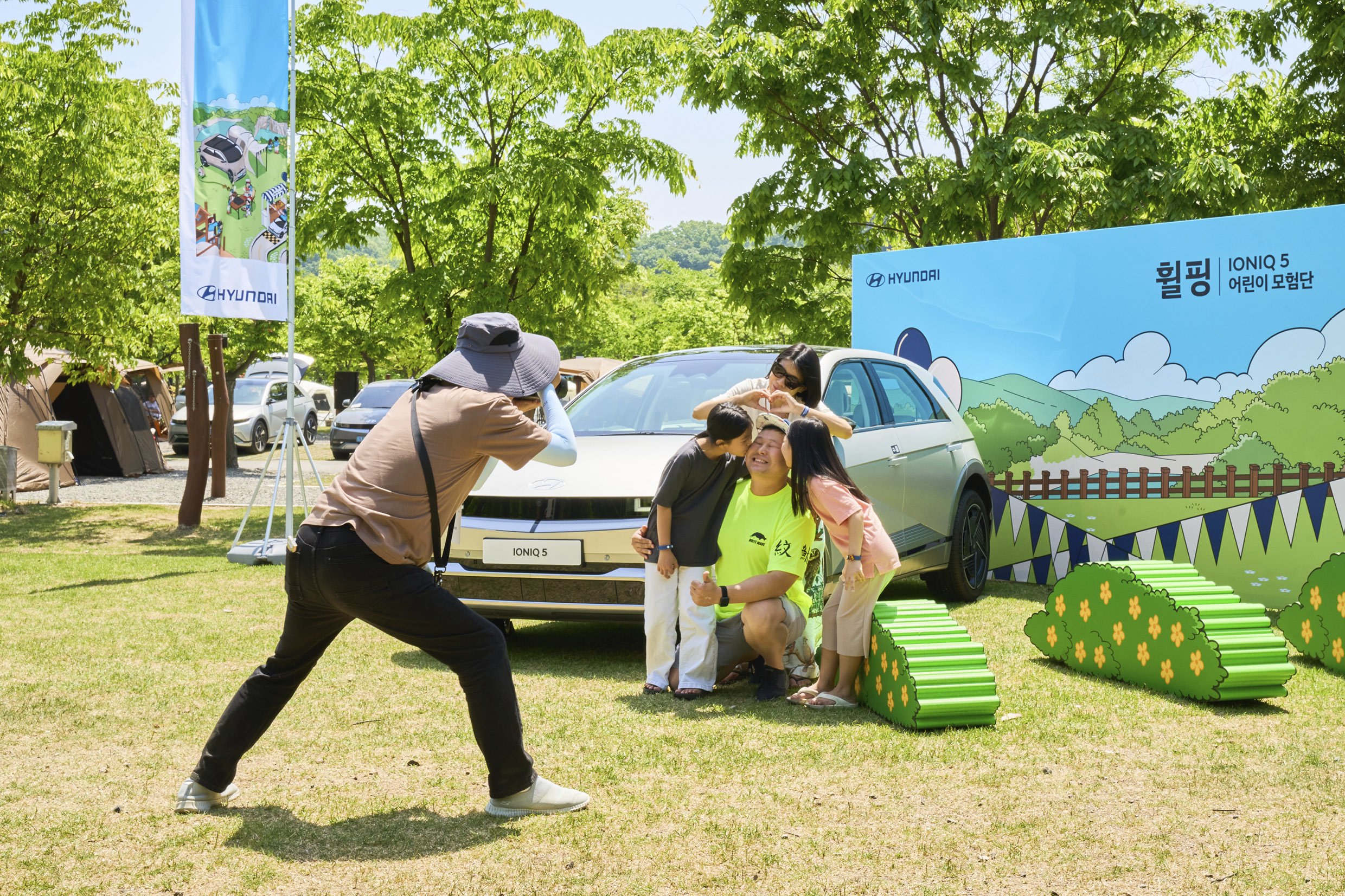 현대자동차 휠핑 행사 현장에서 사진을 찍는 가족들의 모습