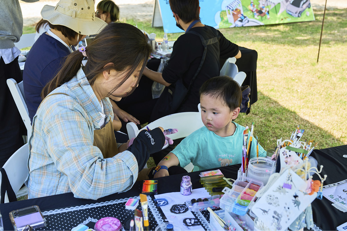현대자동차 휠핑 행사 현장에 그림을 그리는 아이들의 모습