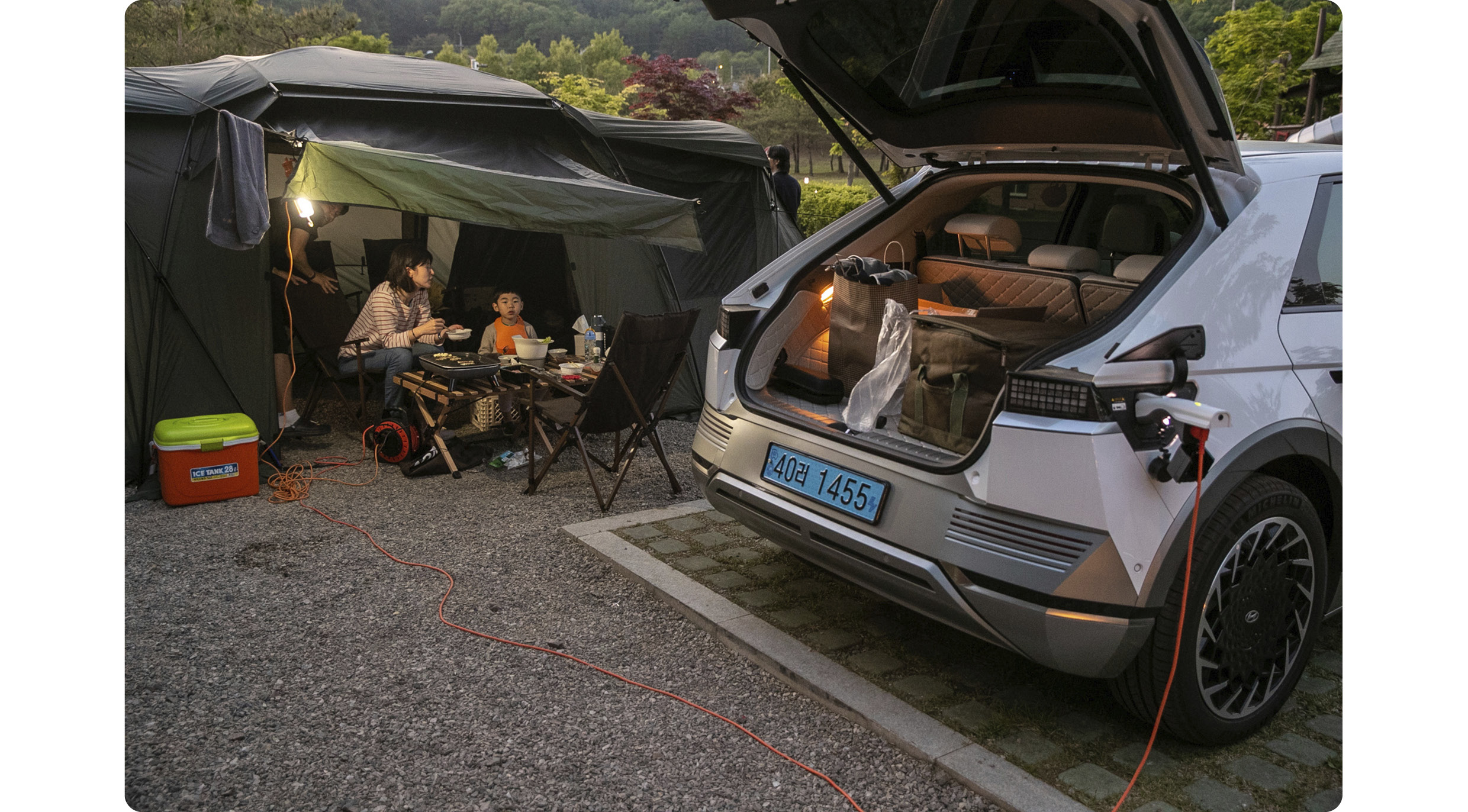 아이오닉 5의 V2L 기능을 사용하는 모습