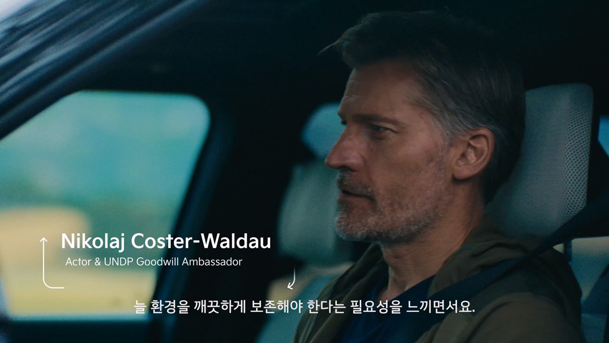 운전석에 앉아 있는 남자의 옆모습