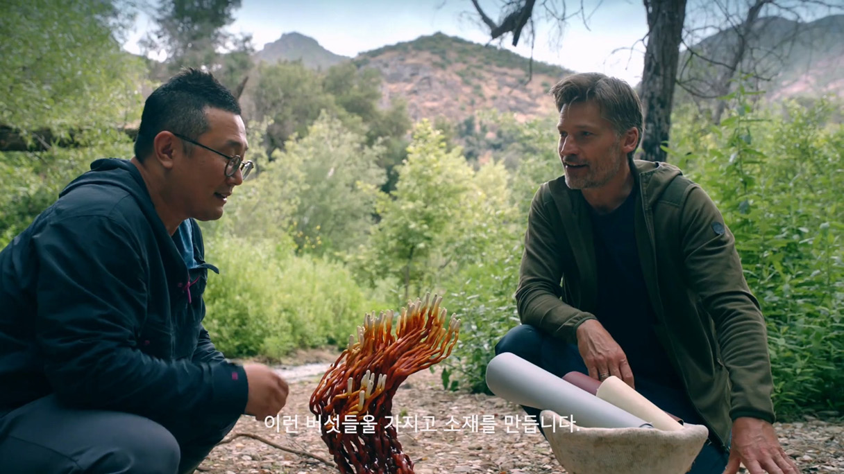 독특한 버섯에 대해 이야기를 나누는 두 남자