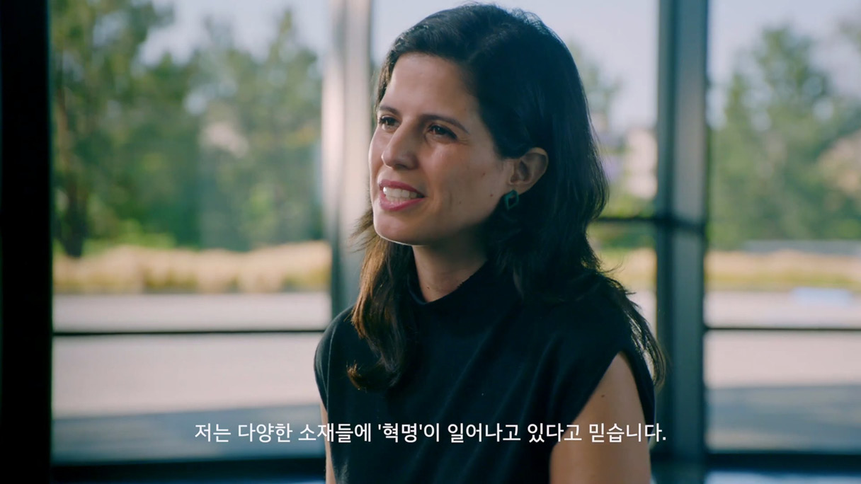 친환경 소재 개발에 대해 이야기하는 여성