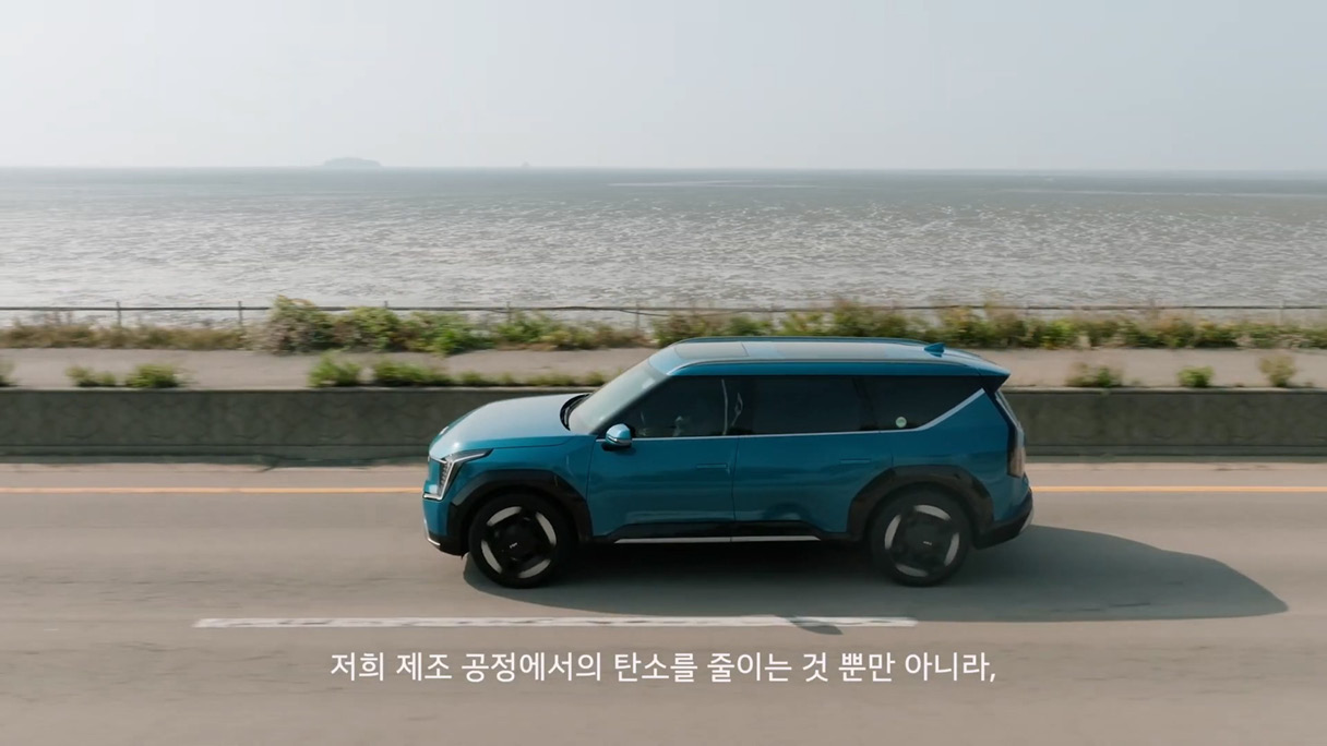 해안도로를 달리고 있는 차량의 옆모습