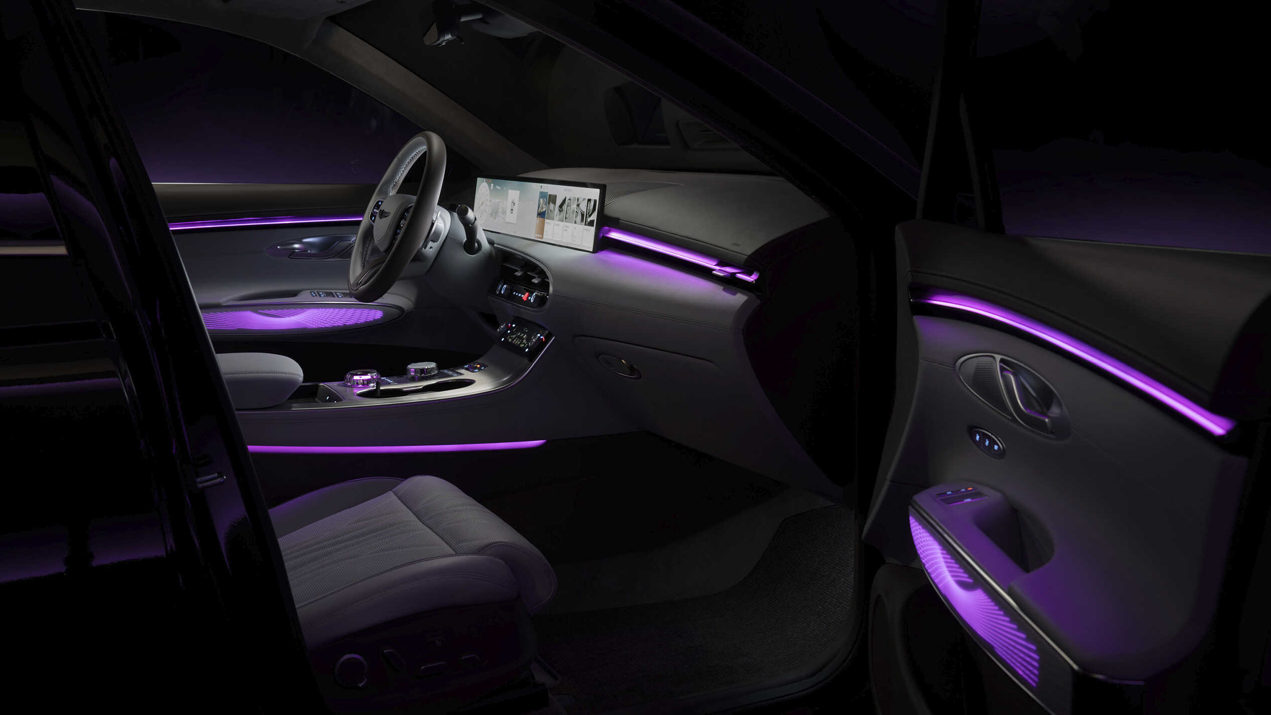 앰비언트 무드램프가 작동한 자동차 1열 실내 모습