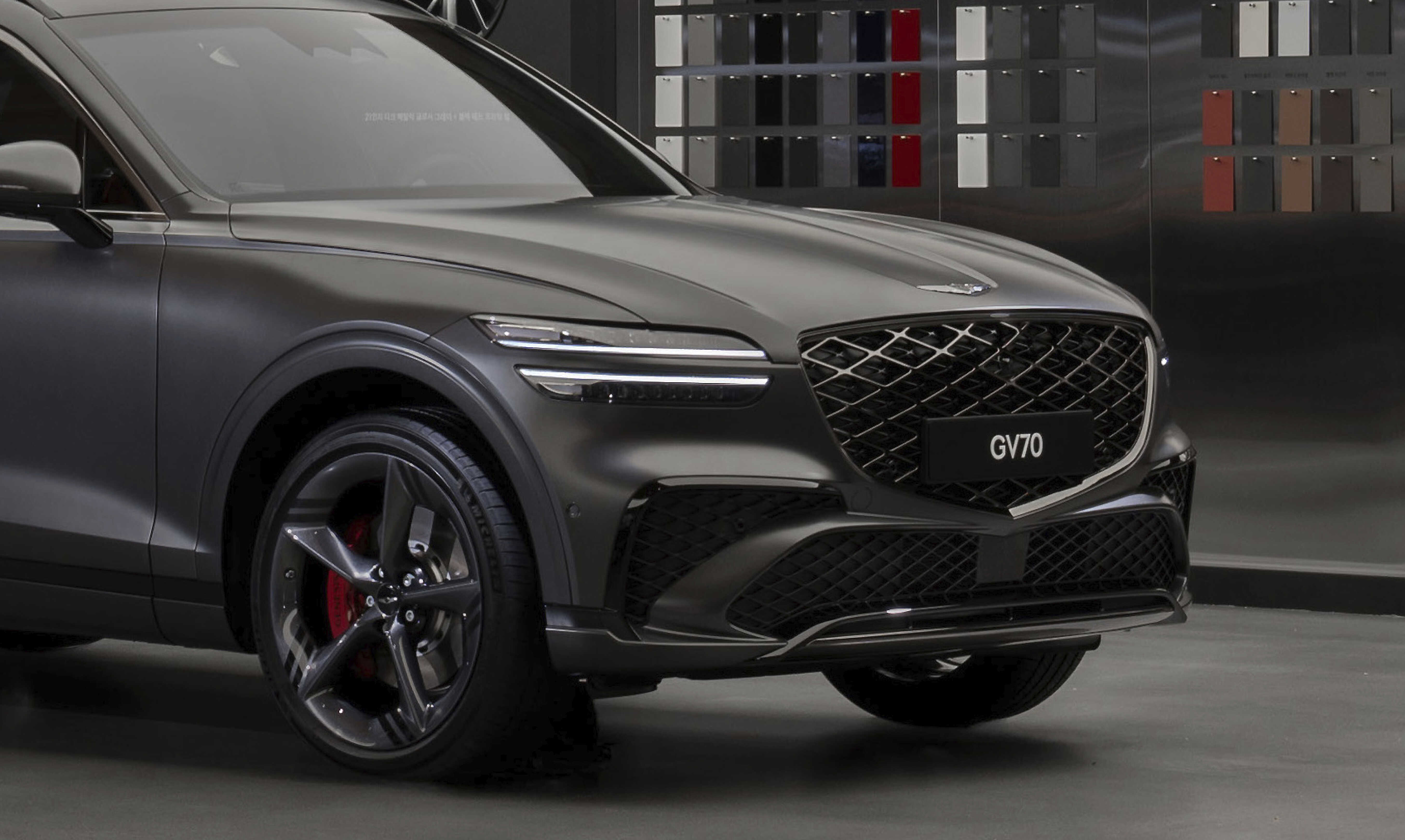 그레이 컬러 중형 SUV 전측면 모습