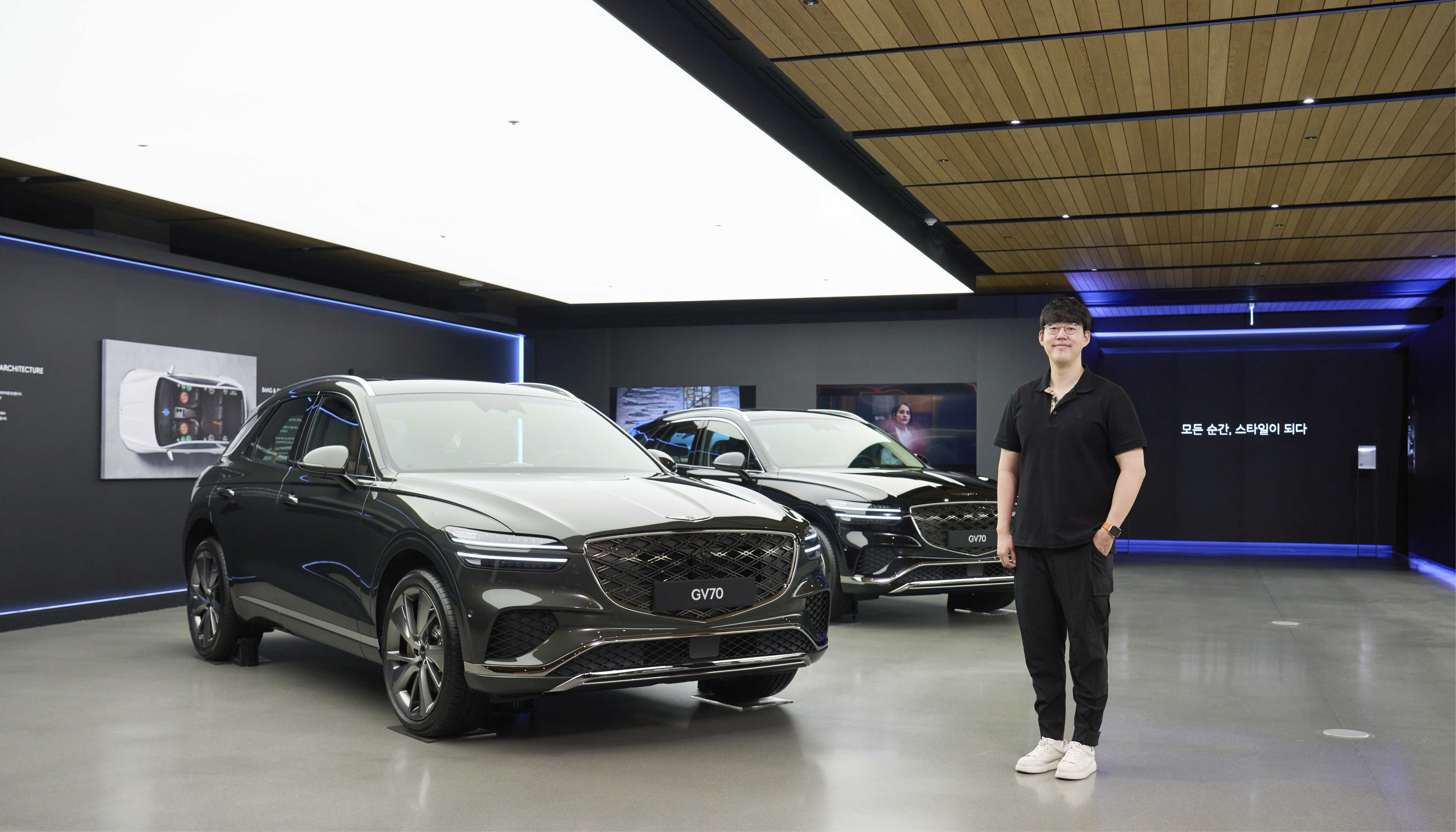 2대 전시차 앞에 남성이 서서 포즈를 취한 모습