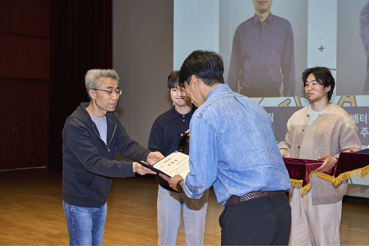 수상자에게 상장을 전달하는 송창현 사장