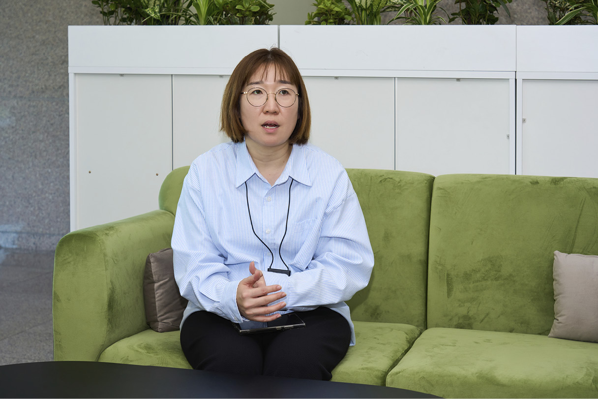 정하연 파트장이 인터뷰에 대답하고 있다