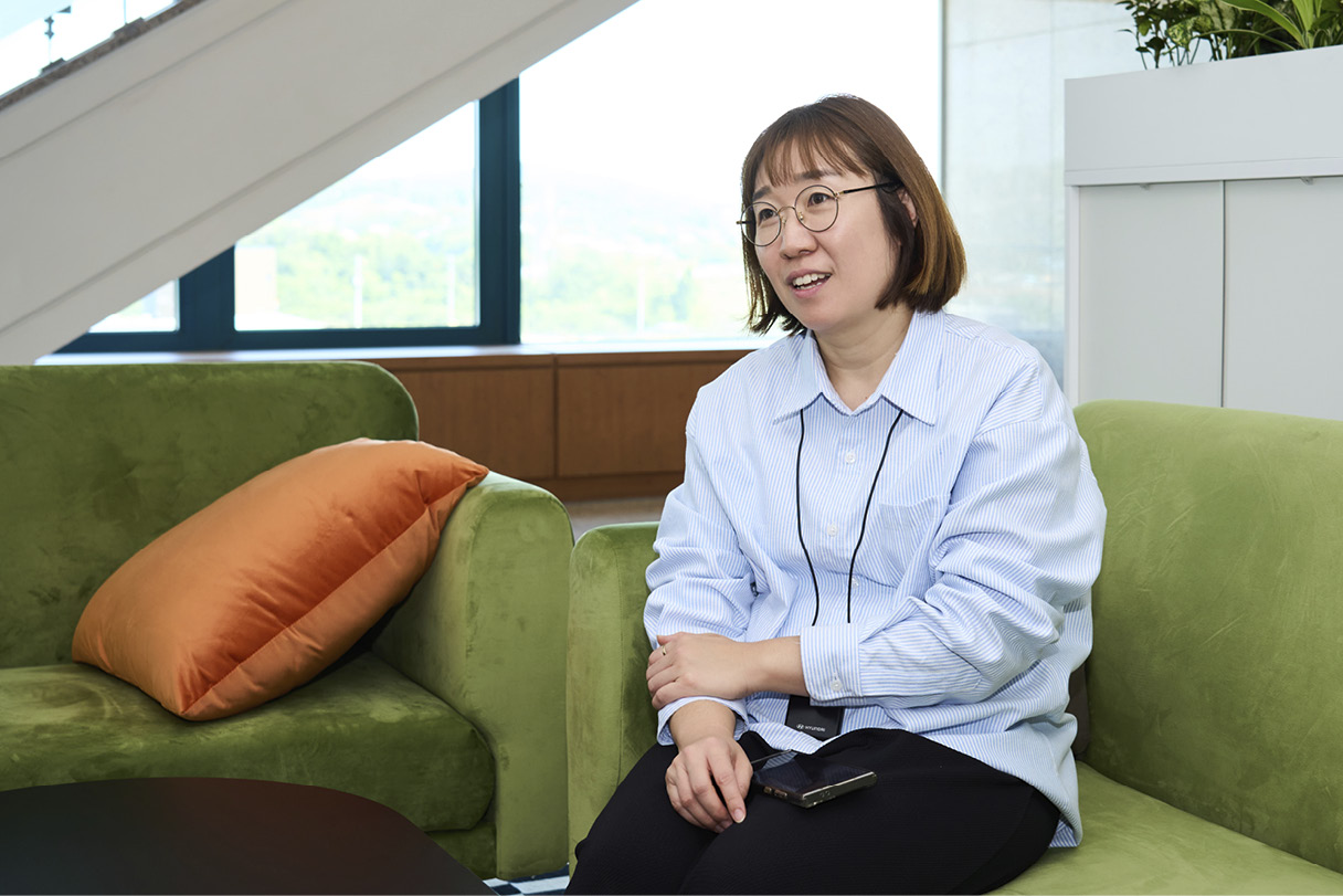 인터뷰에 응하고 있는 정하연 파트장