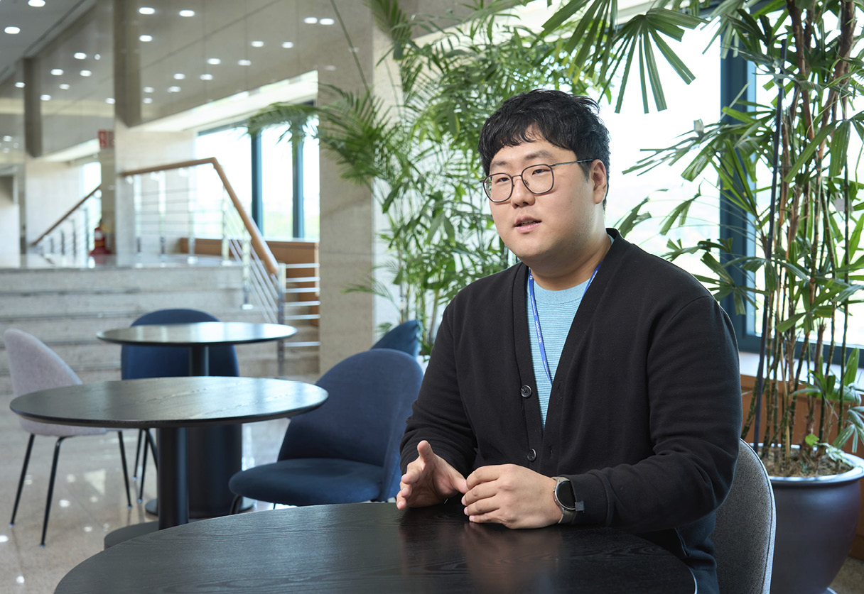 질문의 응하고 있는 배재관 연구원