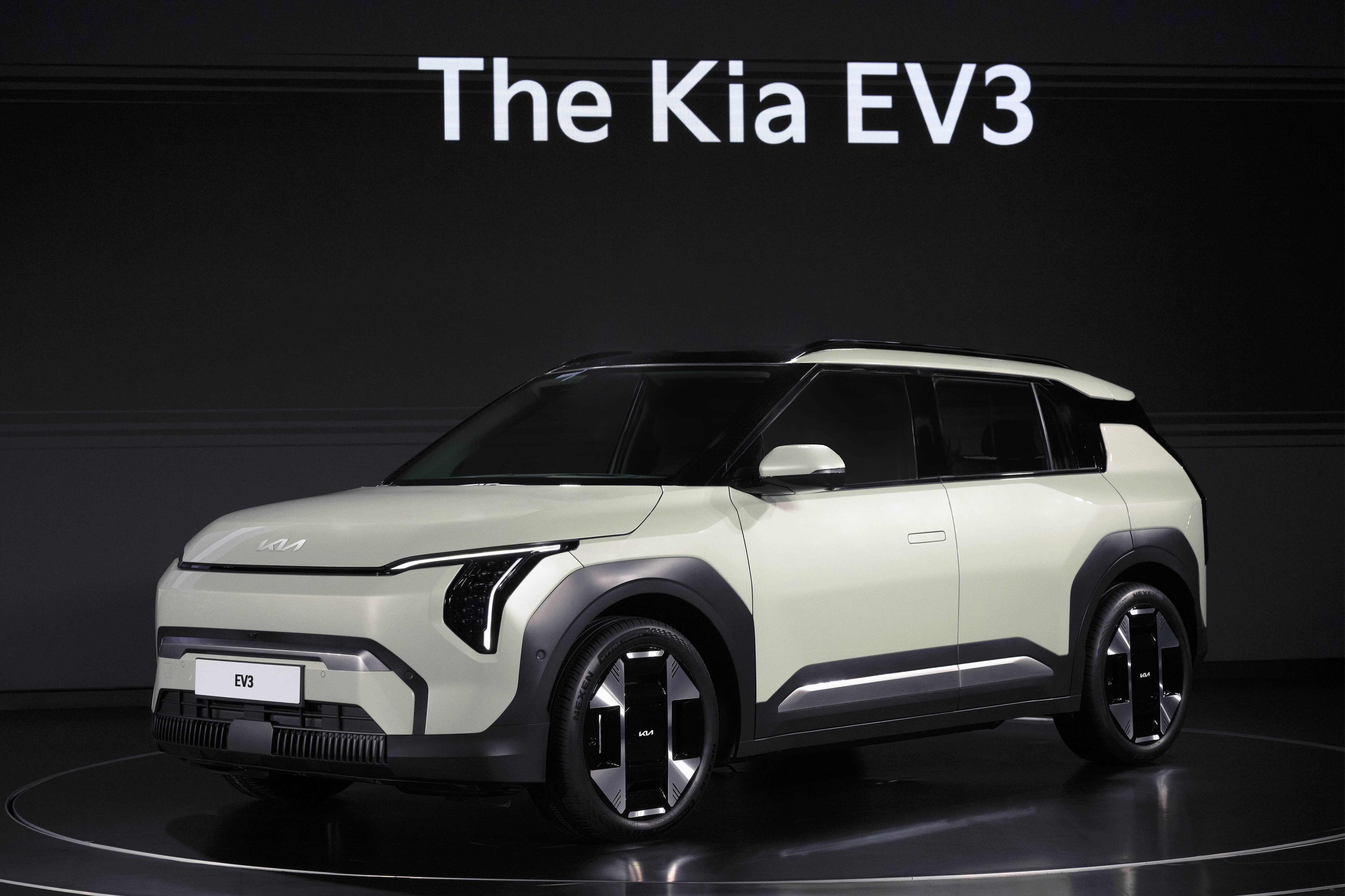 Front quarter view of KIA EV3