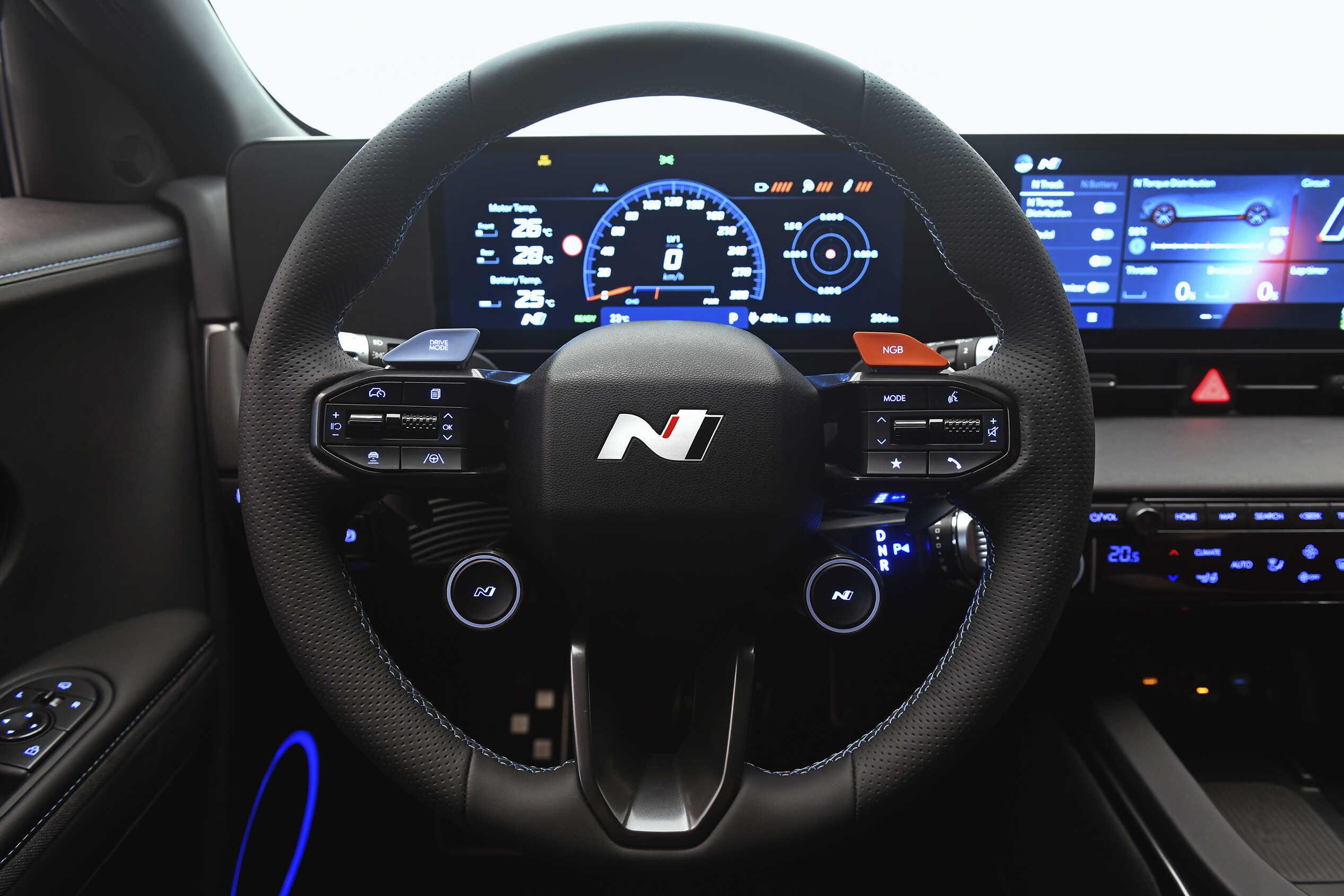 현대자동차 아이오닉 5 N의 스티어링 휠의 모습