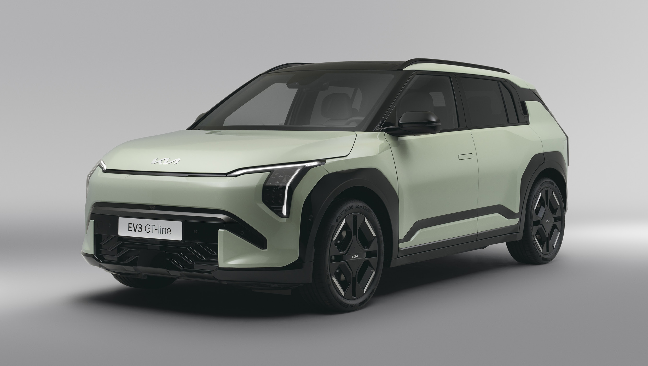 회색 스튜디오에 놓여진 소형 SUV 전측면 모습