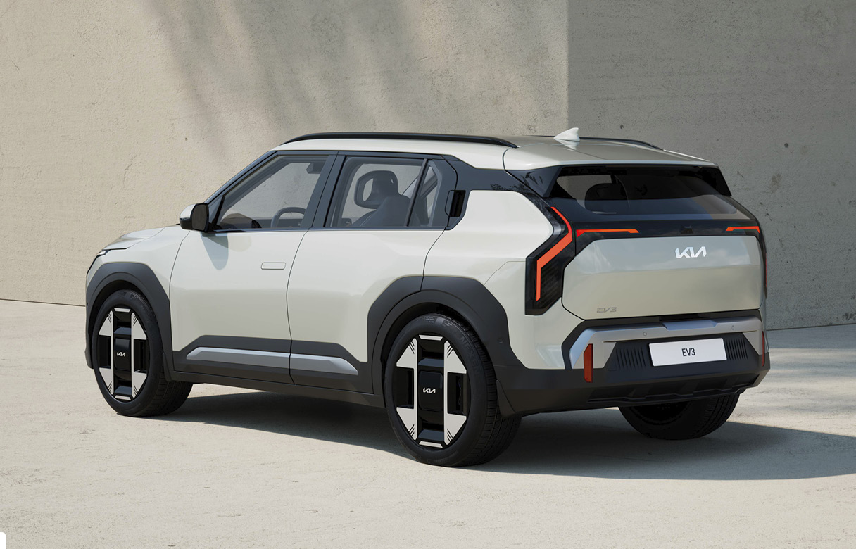 회색 건물과 바닥에 주차된 흰색 소형 SUV 후측면 모습