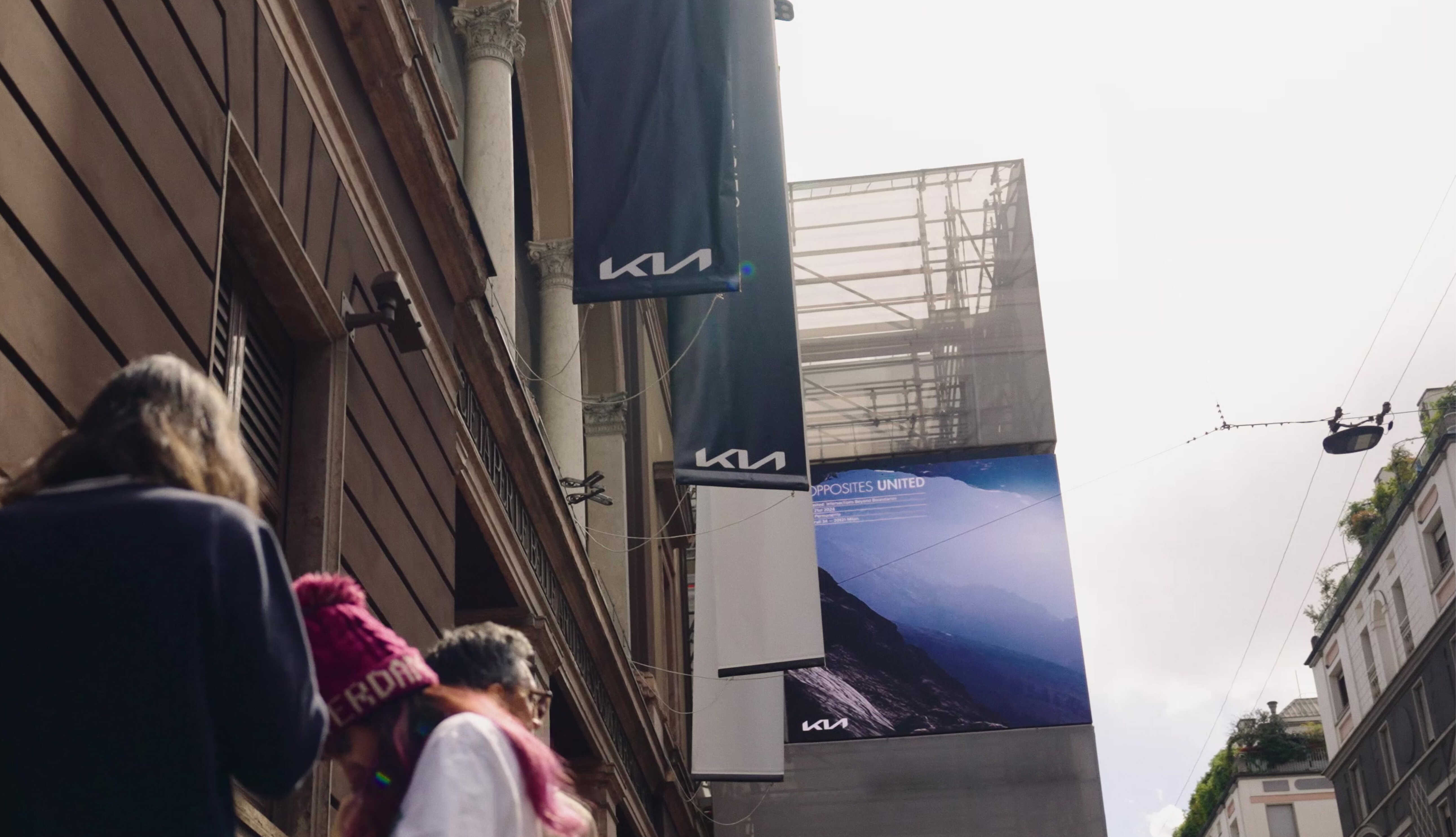 기아 밀라노 전시로 향하는 사람들의 모습