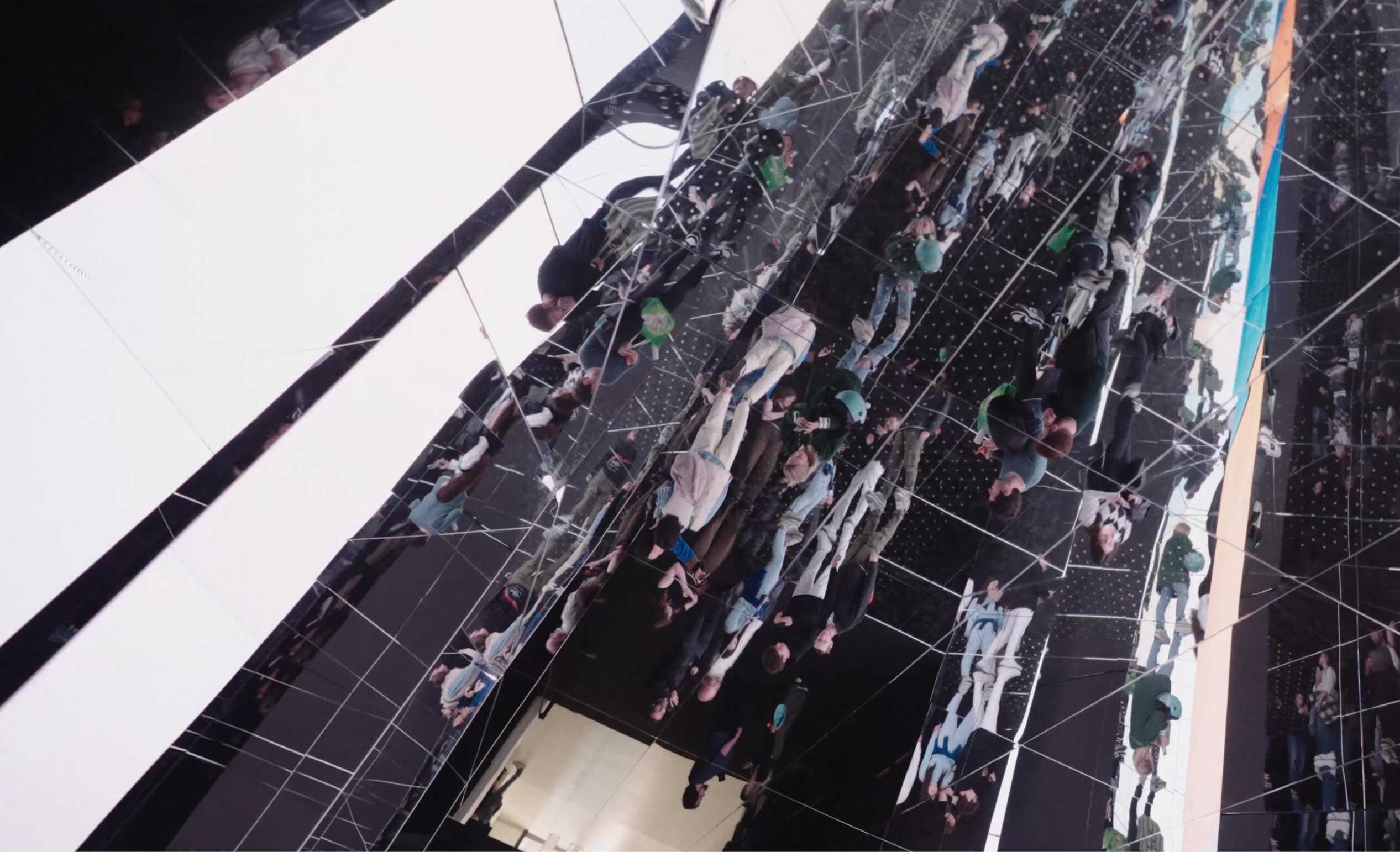 기아 밀라노 전시 현장에 모인 사람들