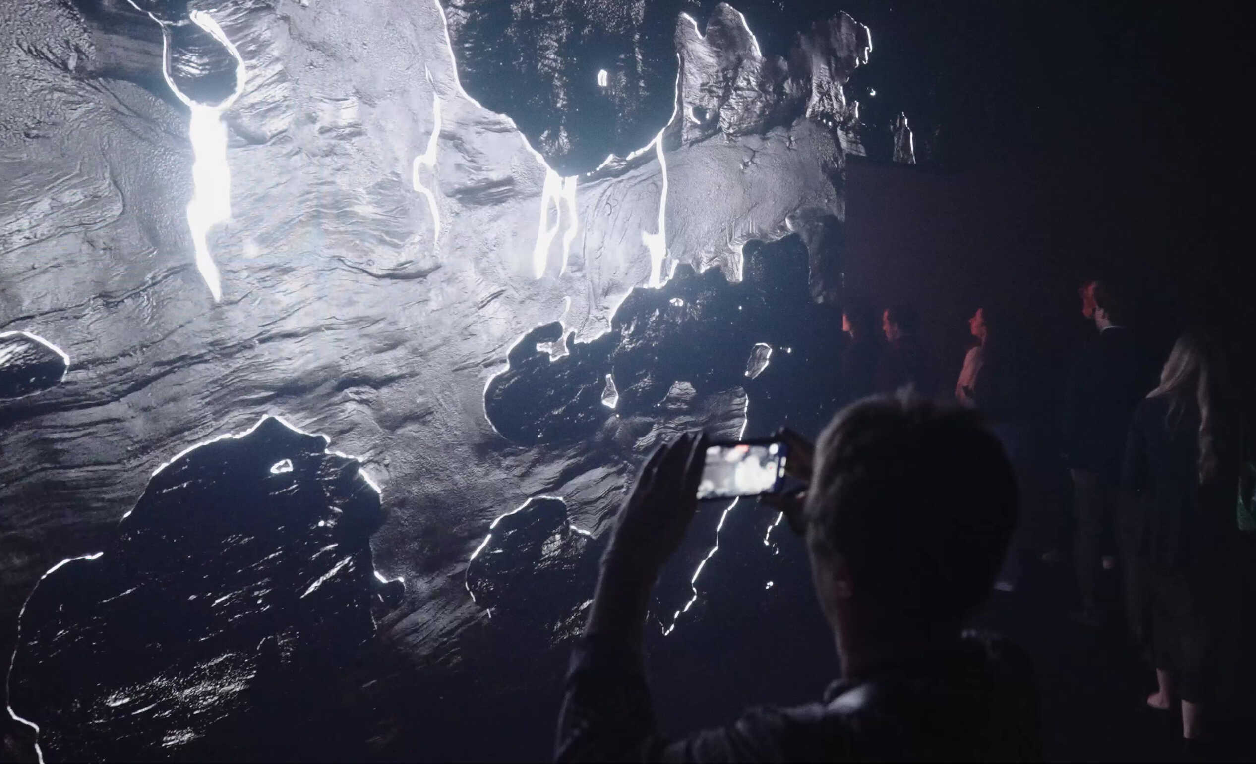 기아 밀라노 전시에서 스마트폰으로 사진을 찍는 사람들의 모습