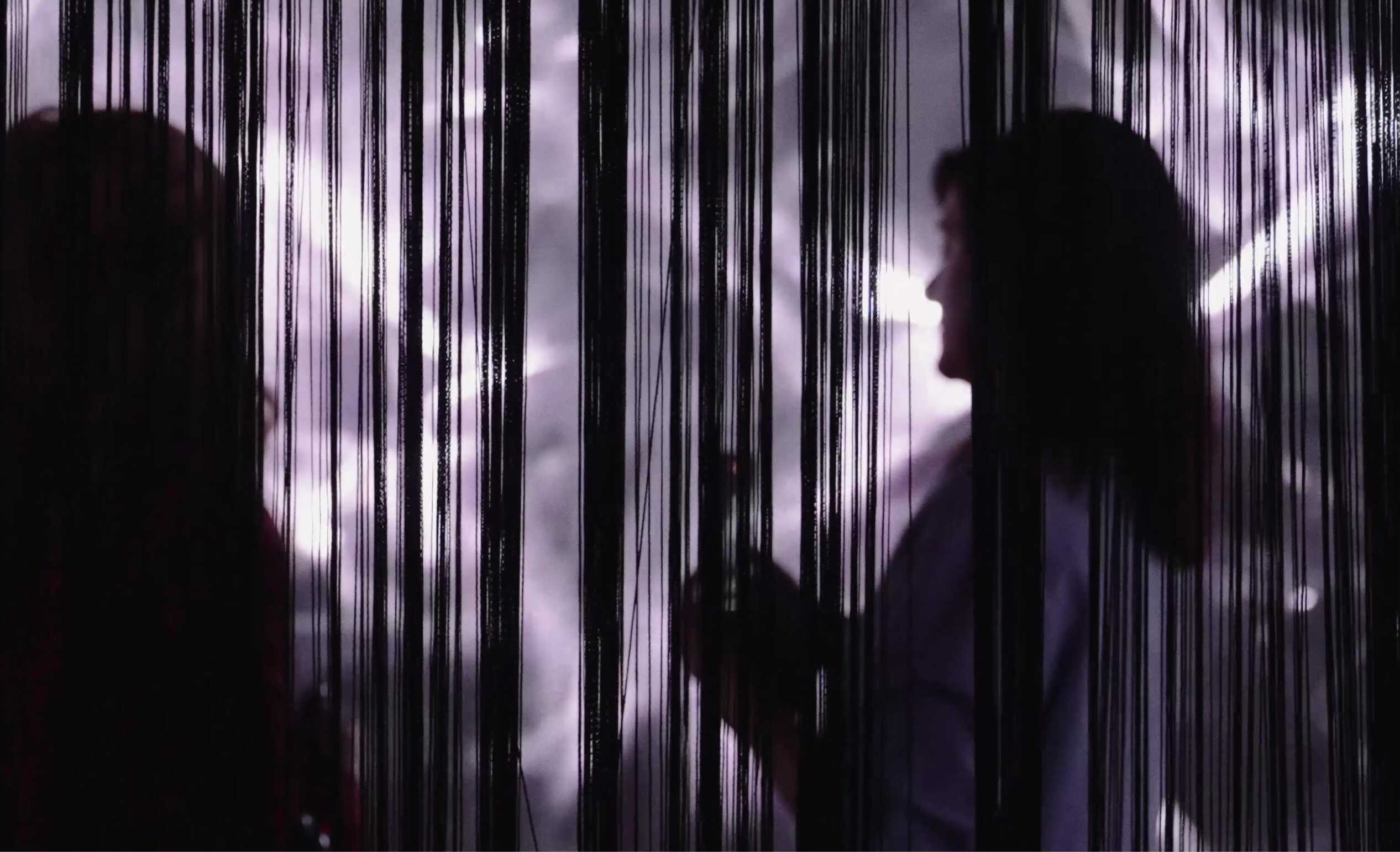 기아 밀라노 전시를 체험하고 있는 사람들