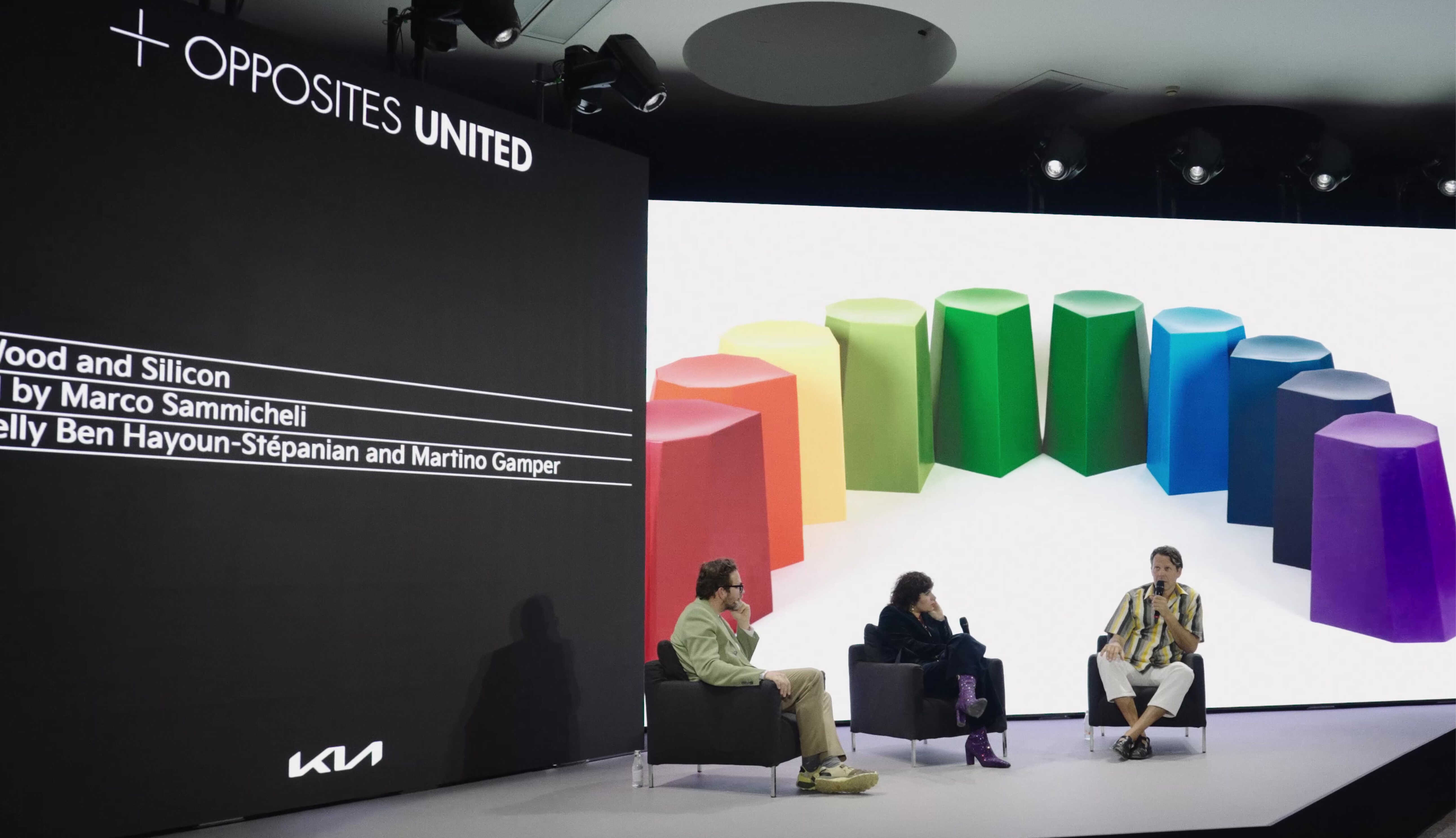 기아 밀라노 전시에서 관계자들과 이야기를 나누는 모습