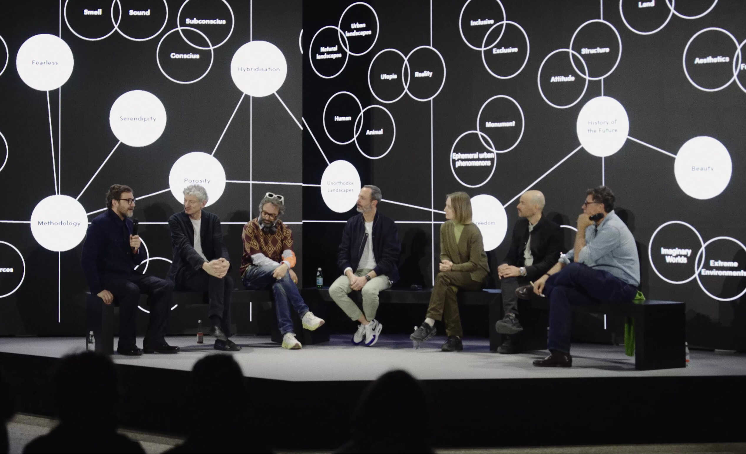 기아 밀라노 전시에서 관계자들과 이야기를 나누는 모습