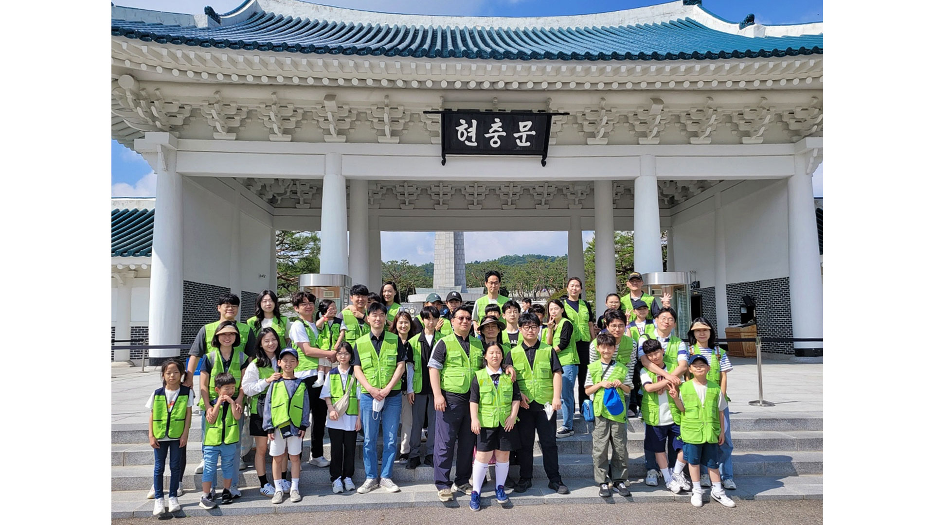 현대엔지니어링, 10년째 임직원 가족과 함께 현충원 묘역 정화 봉사활동