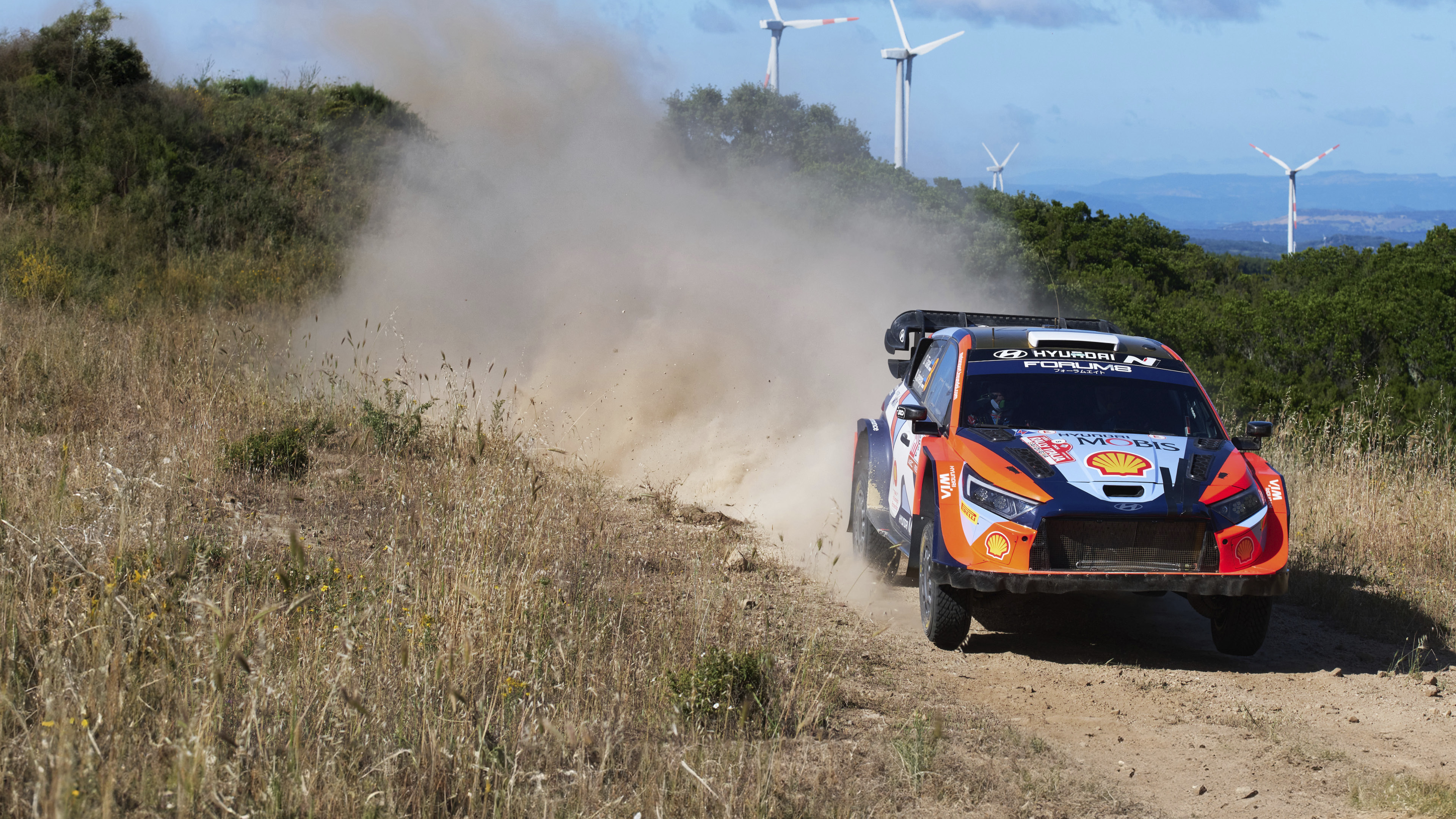 이탈리아 랠리를 달리는 현대 랠리 1 머신