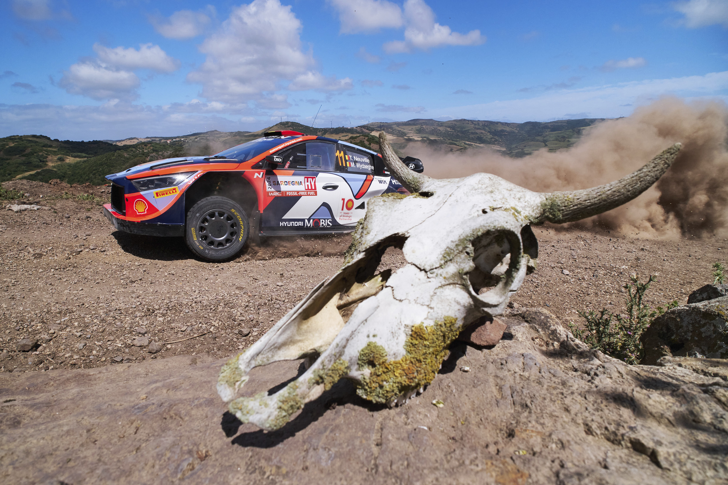 랠리1 머신이 사르데냐 코스를 달리고 있다