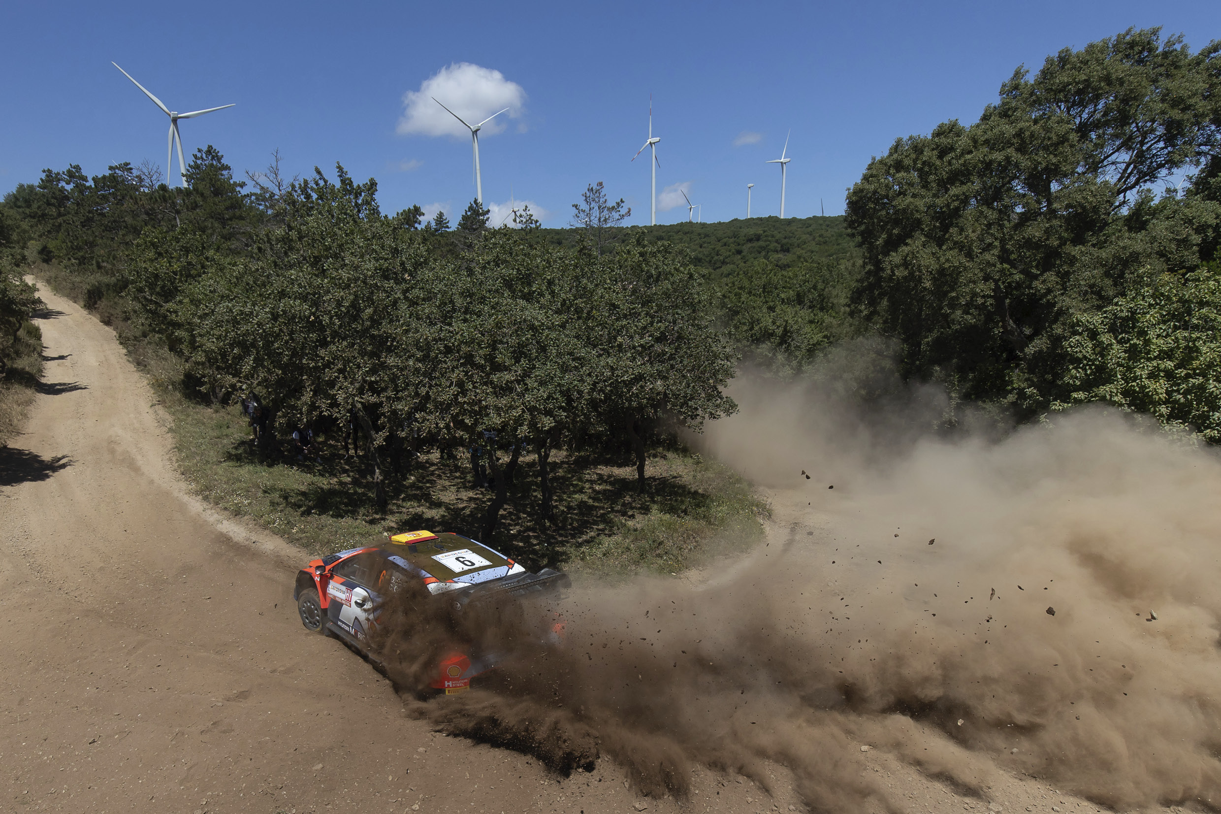 랠리카가 사르데나 섬의 코스를 달리며 먼지 바람을 일으키고 있다