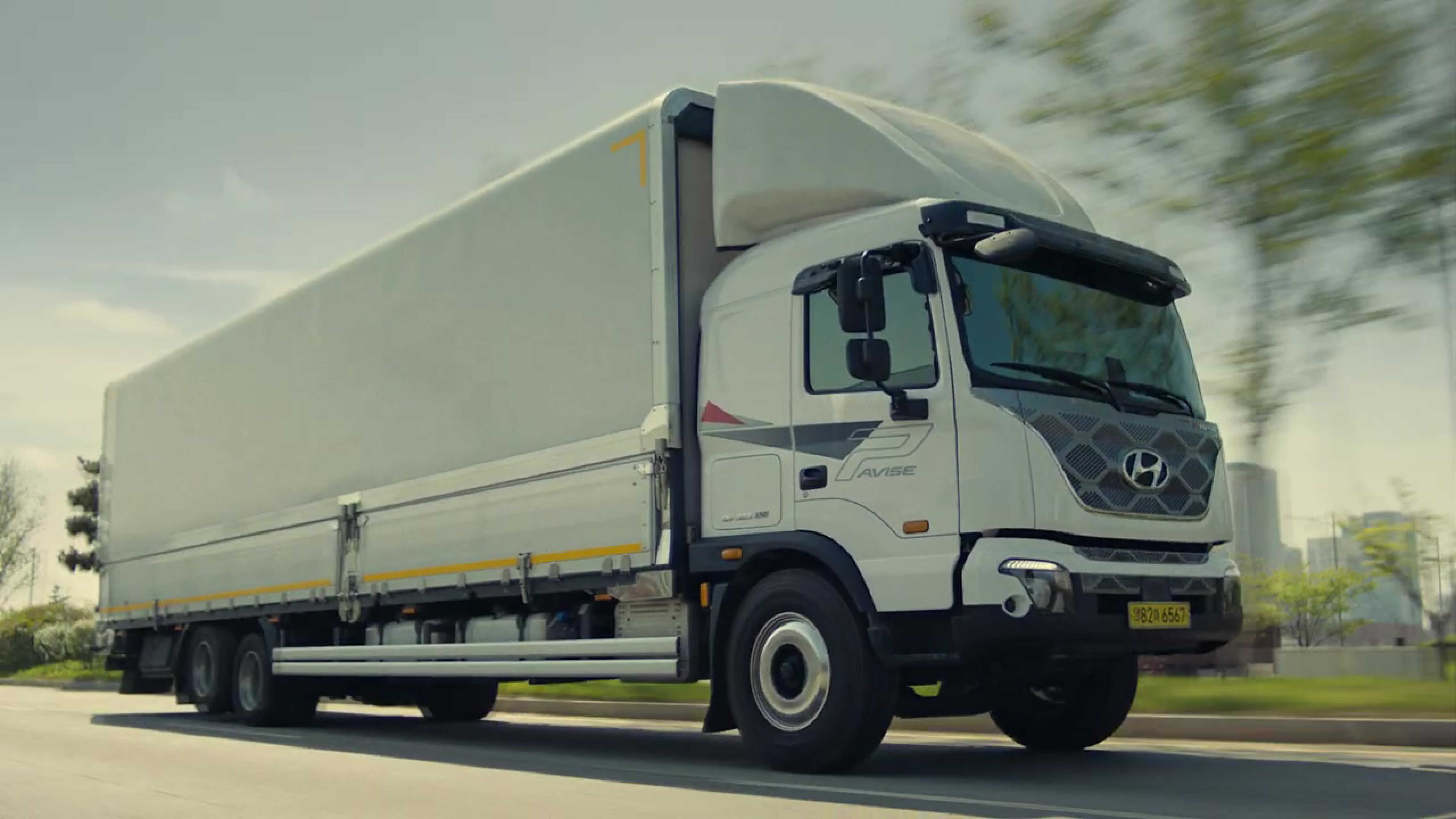 트럭이 도로를 달리고 있다