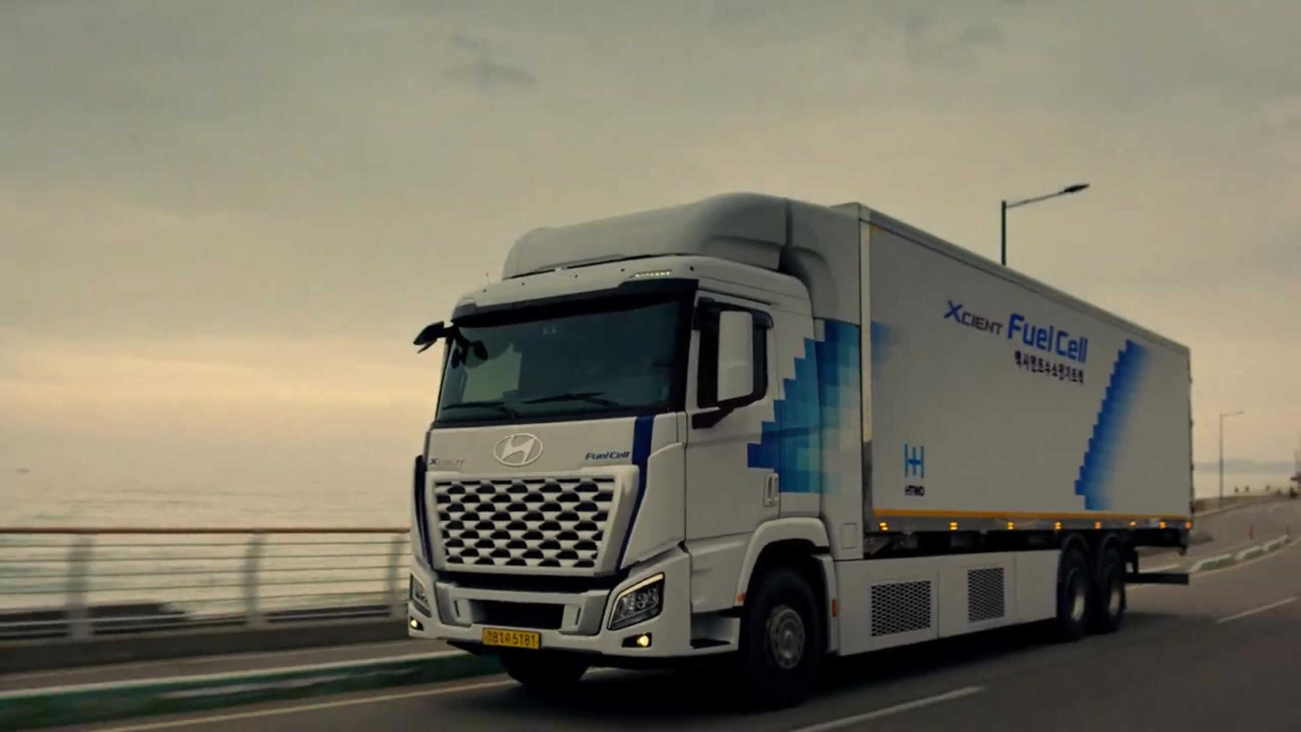 주행하는 트럭의 전측면