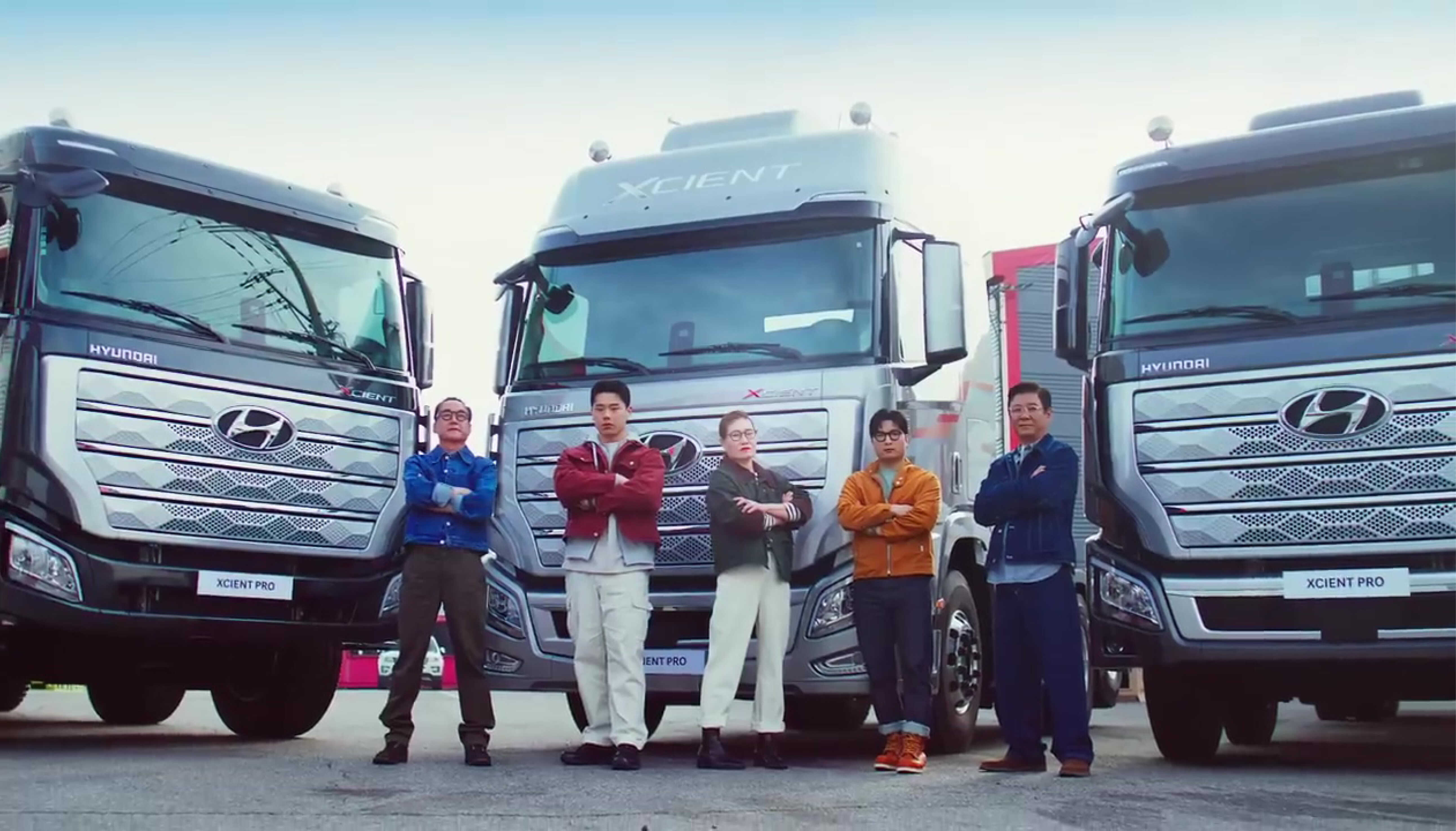 트럭 앞에 서있는 트러커들의 모습