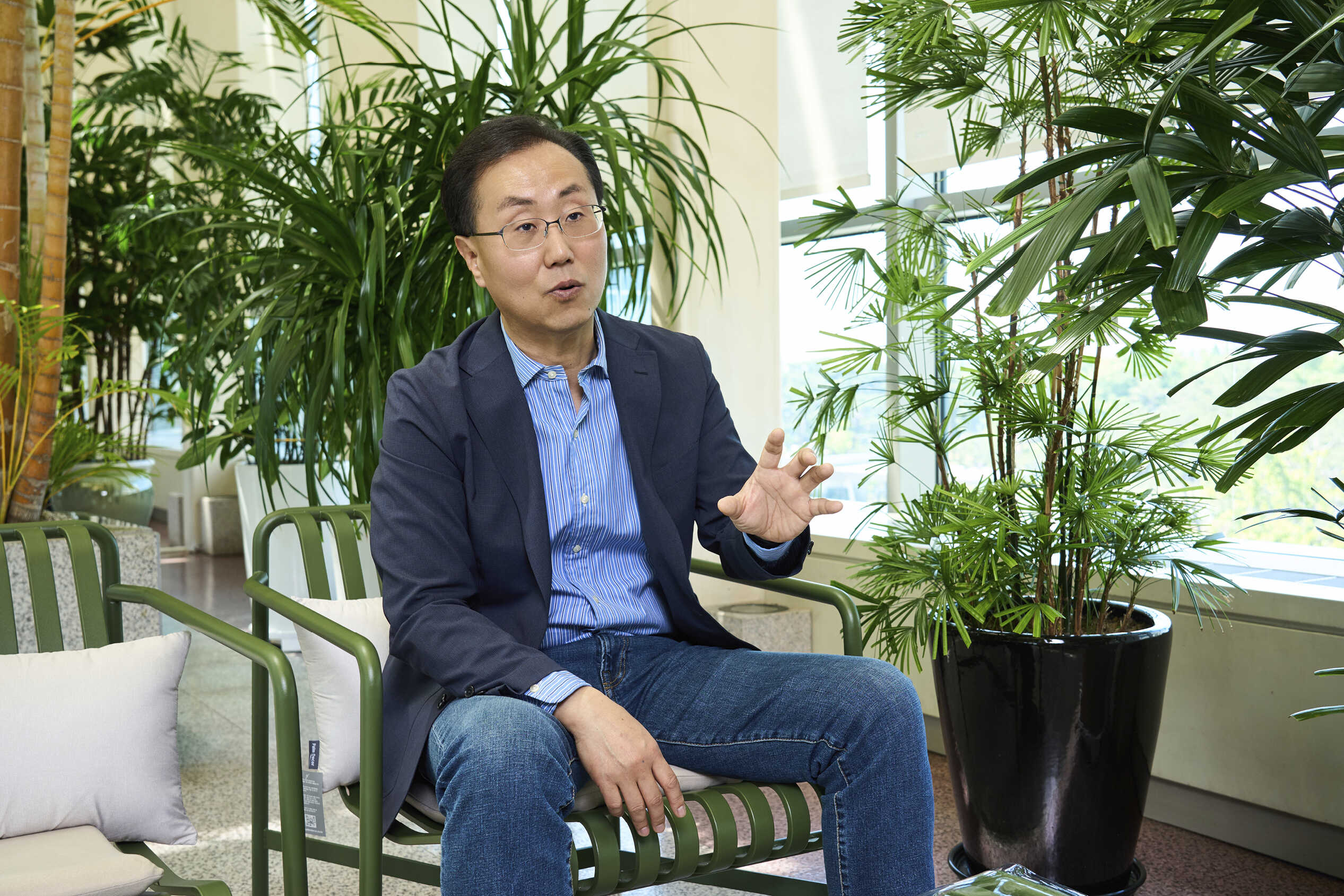 김용석 상무가 인터뷰하는 모습