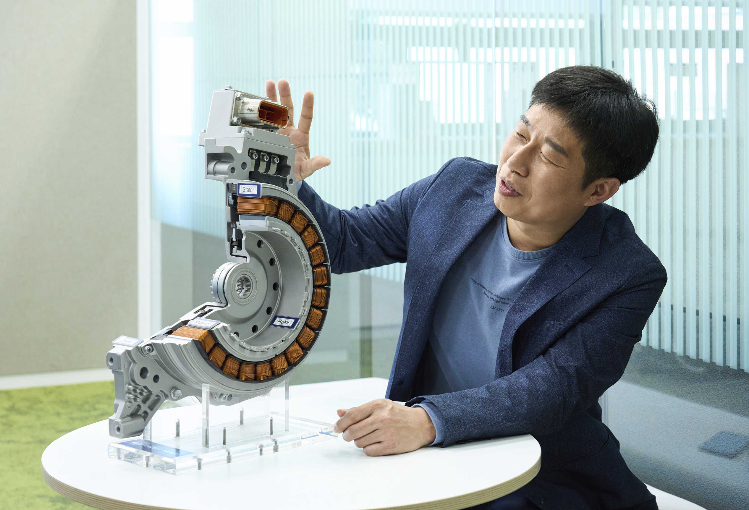 구동모터에 대해 설명하는 연구원의 모습