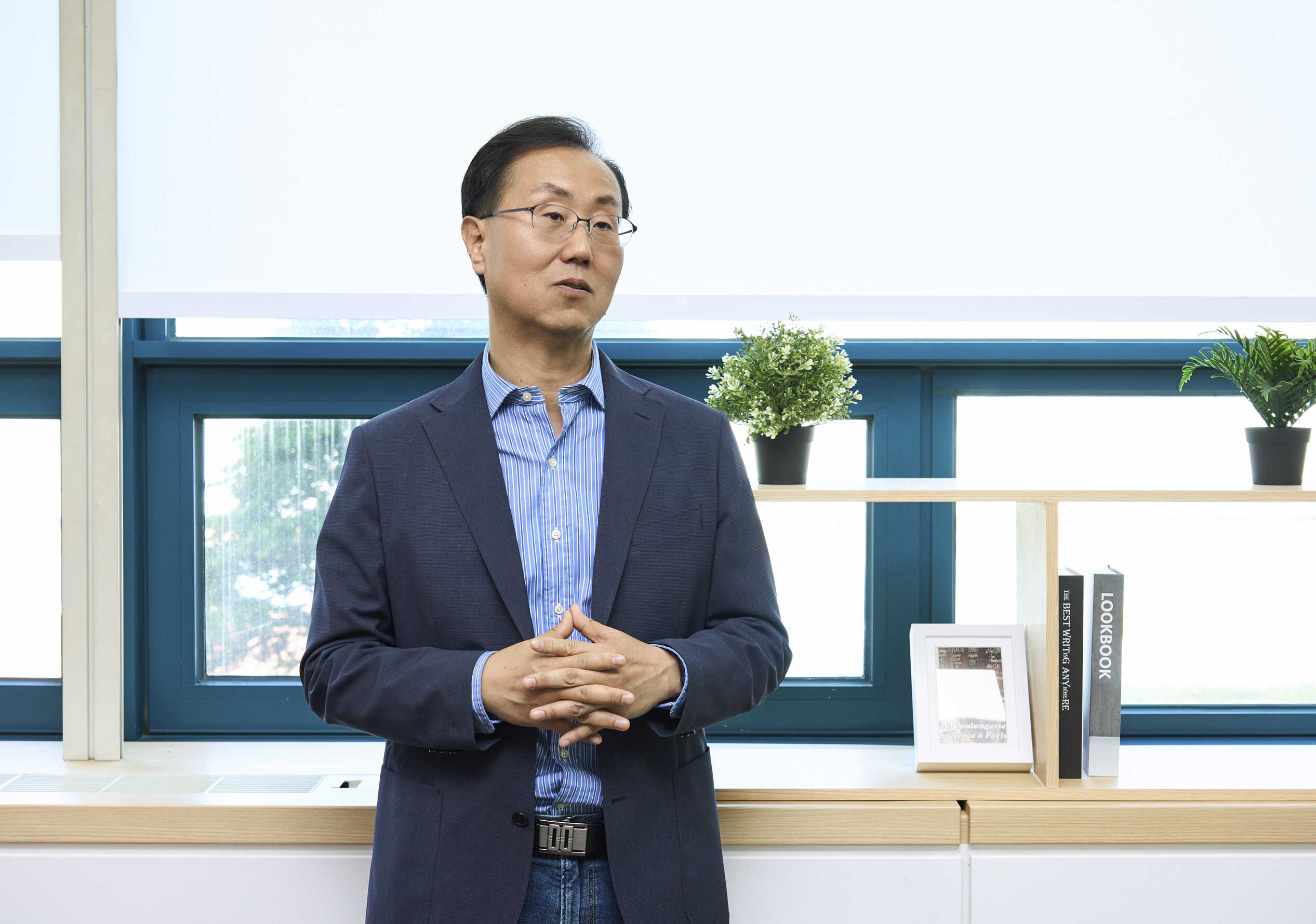 인터뷰 답변 중인 김용석 상무의 모습