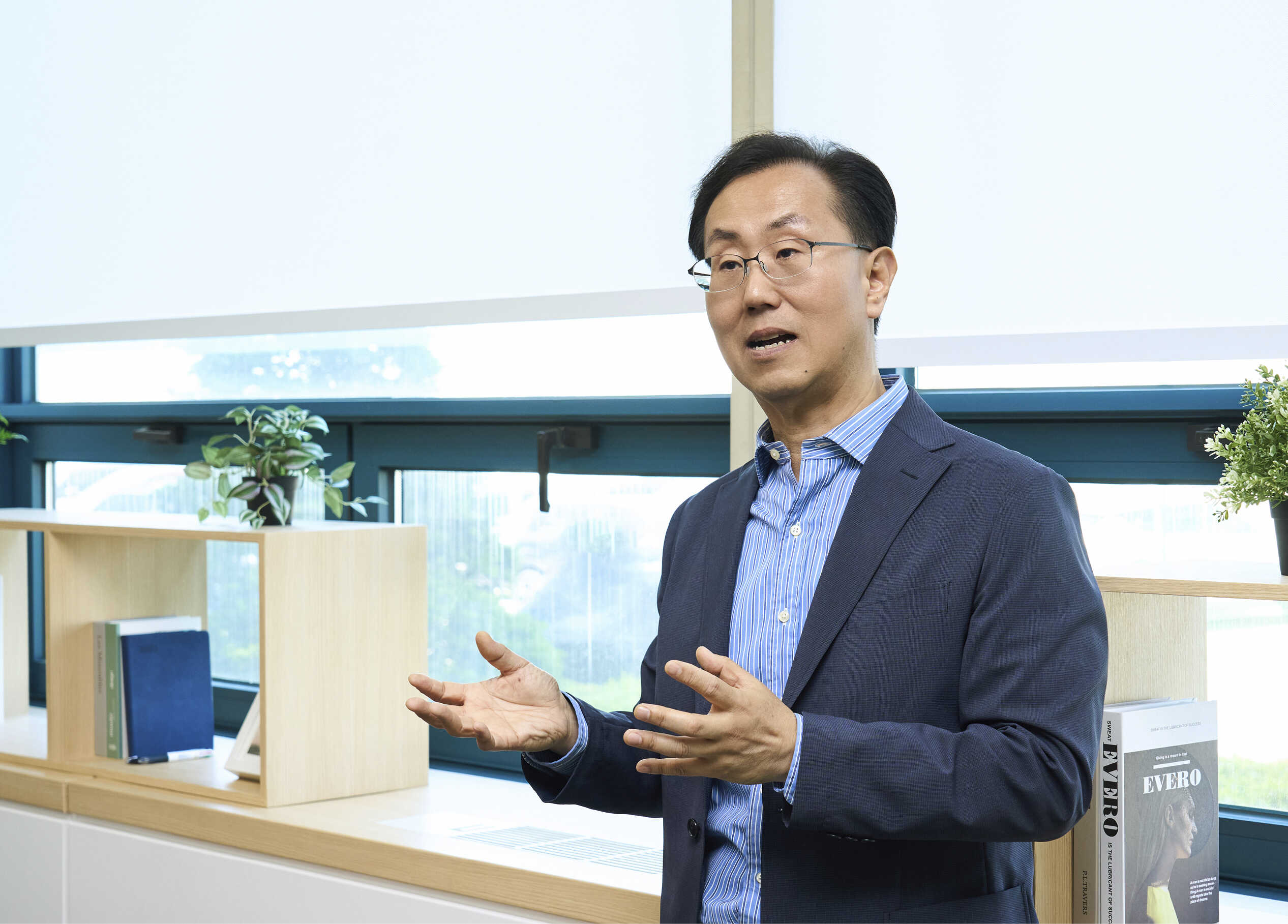 인터뷰 답변 중인 김용성 상무의 모습