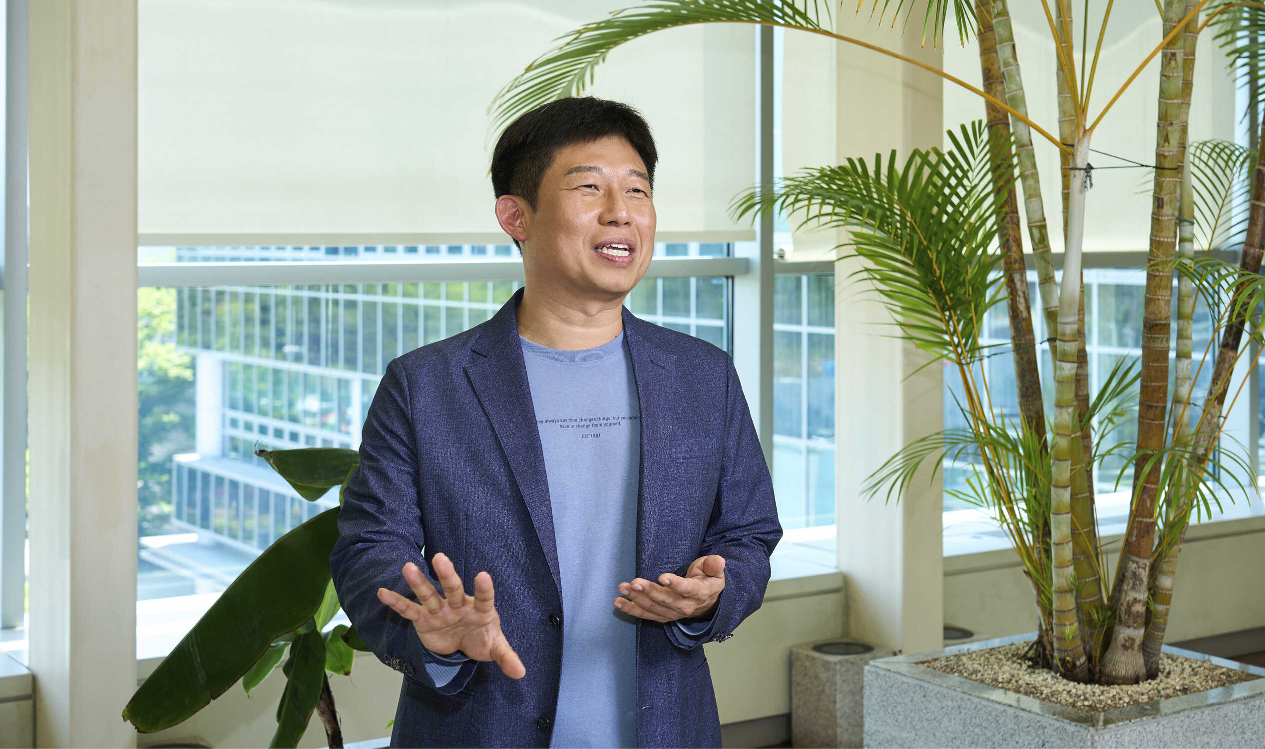 인터뷰 답변 중인 연구원의 모습