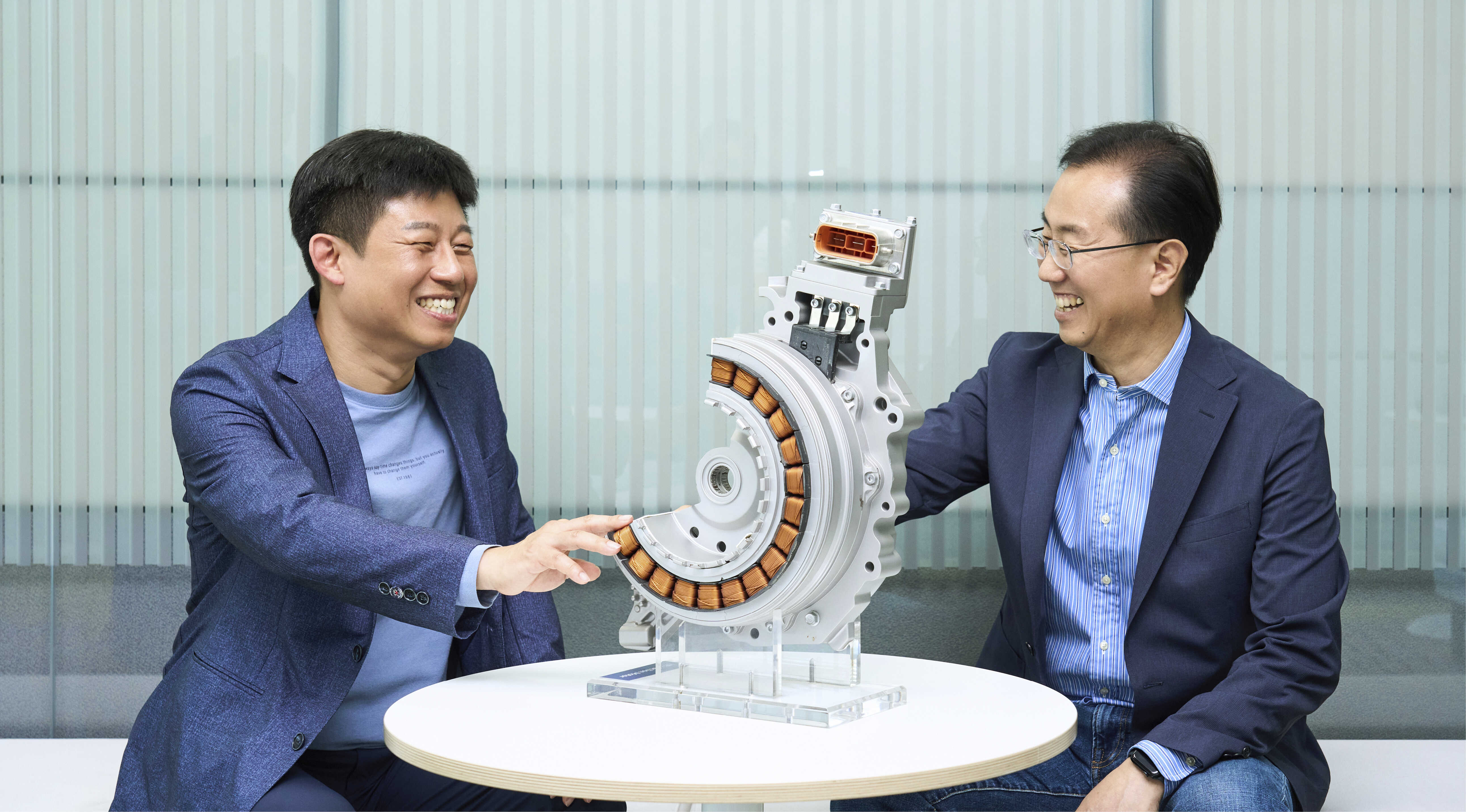 구동모터에 대해 즐겁게 이야기를 나누는 두 연구원의 모습
