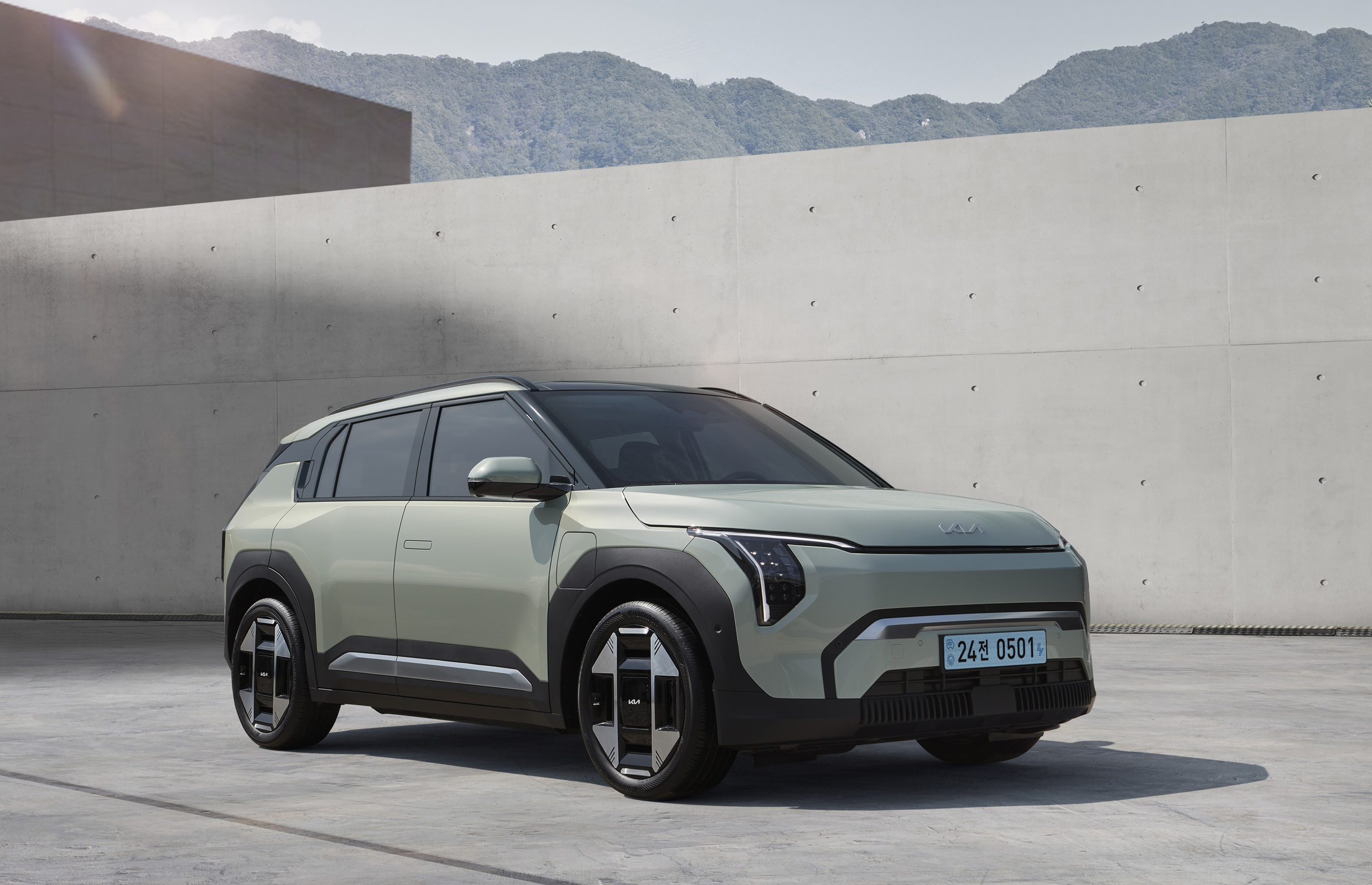 KIA EV3 is lying on the road