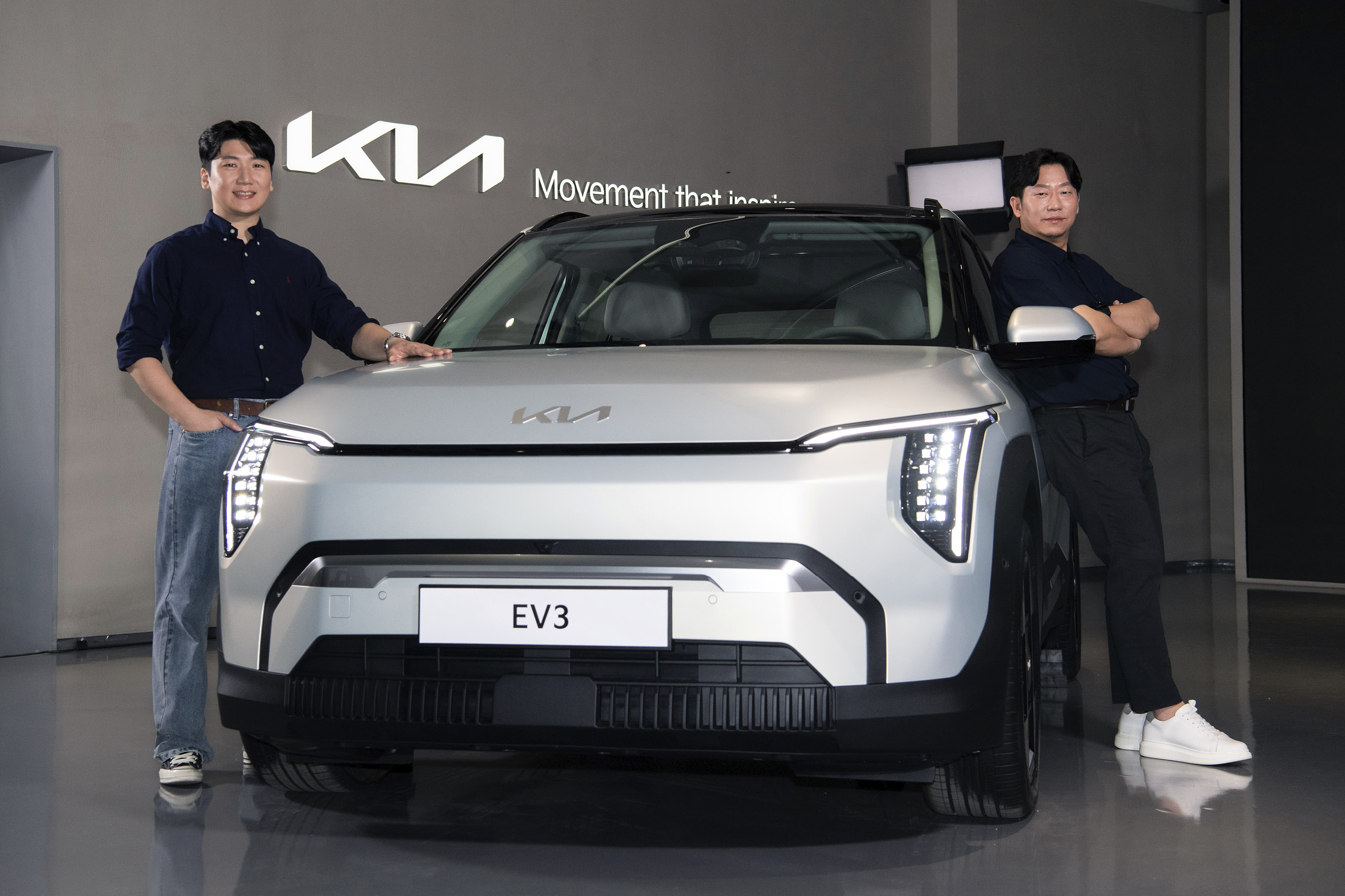 기아 EV3의 외장 디자인을 담당한 디자이너들이 EV3와 함께 있는 모습