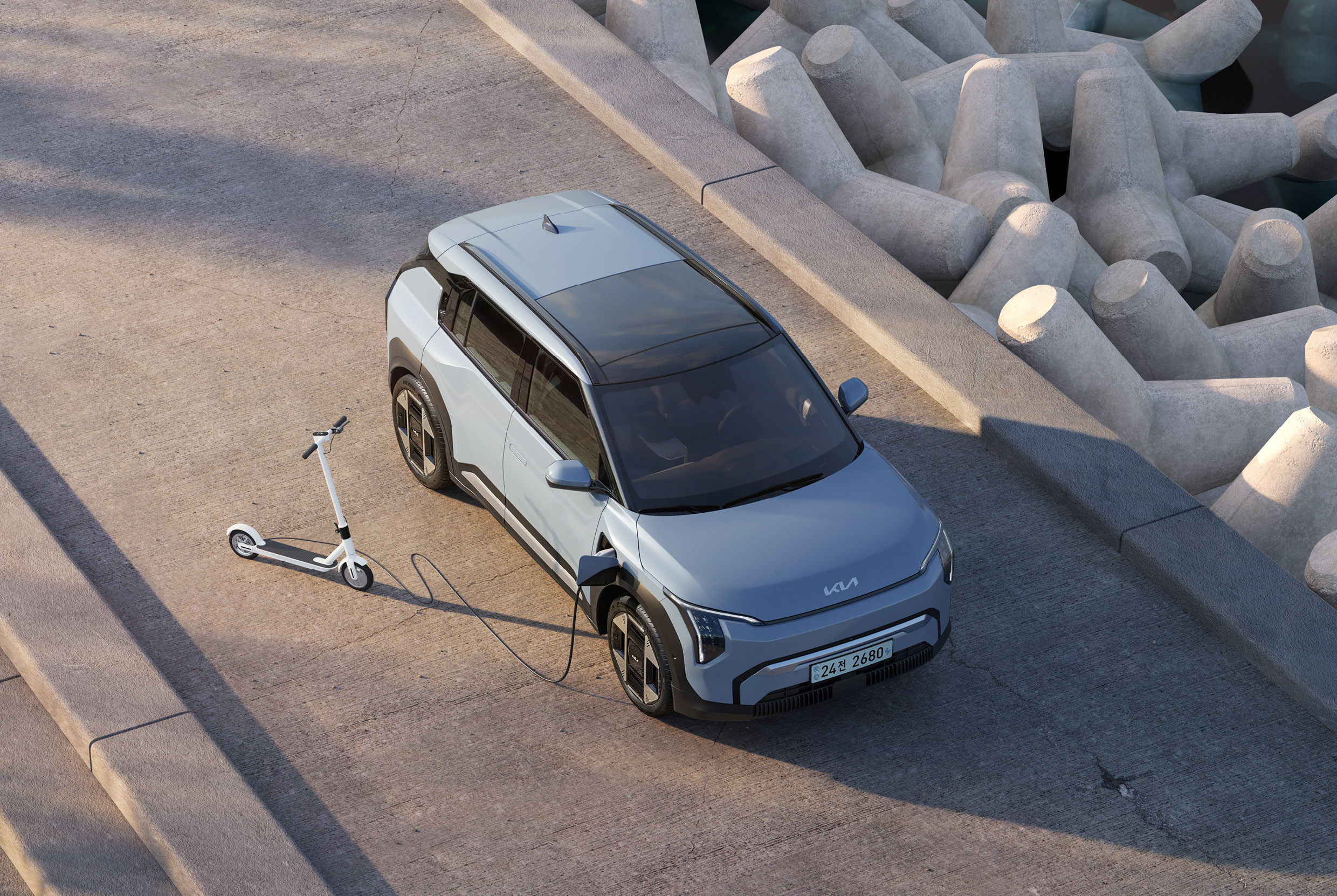 외부 기기를 충전 중인 기아 EV3의 모습