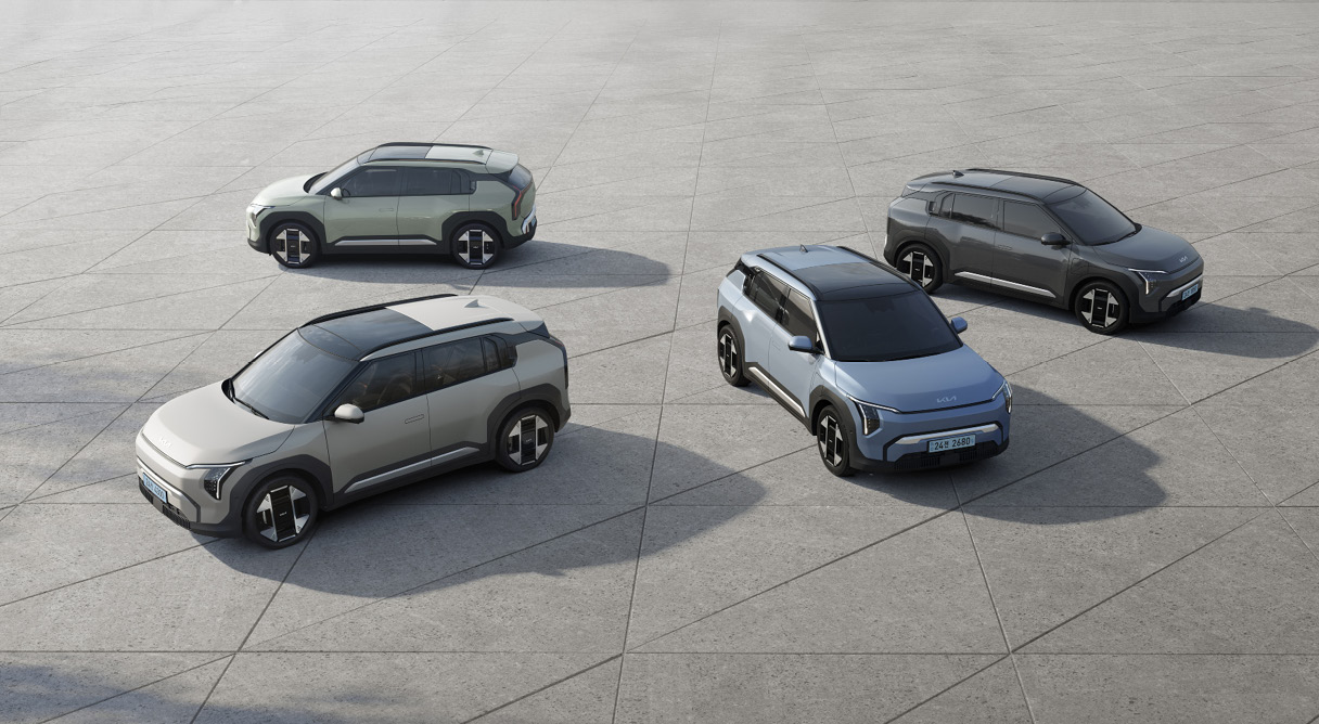 Four Kia EV3s are gathered