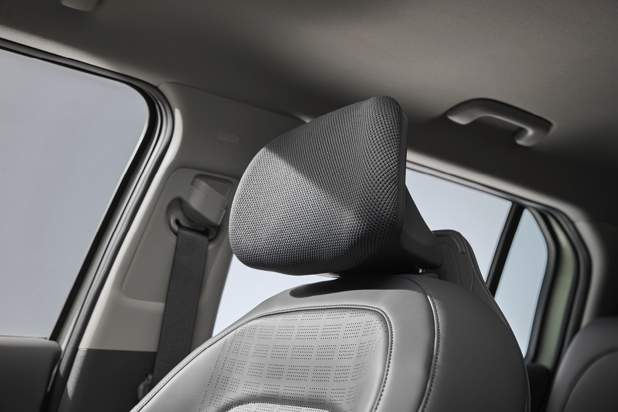 조수석 헤드레스트를 가까이 비춘 모습