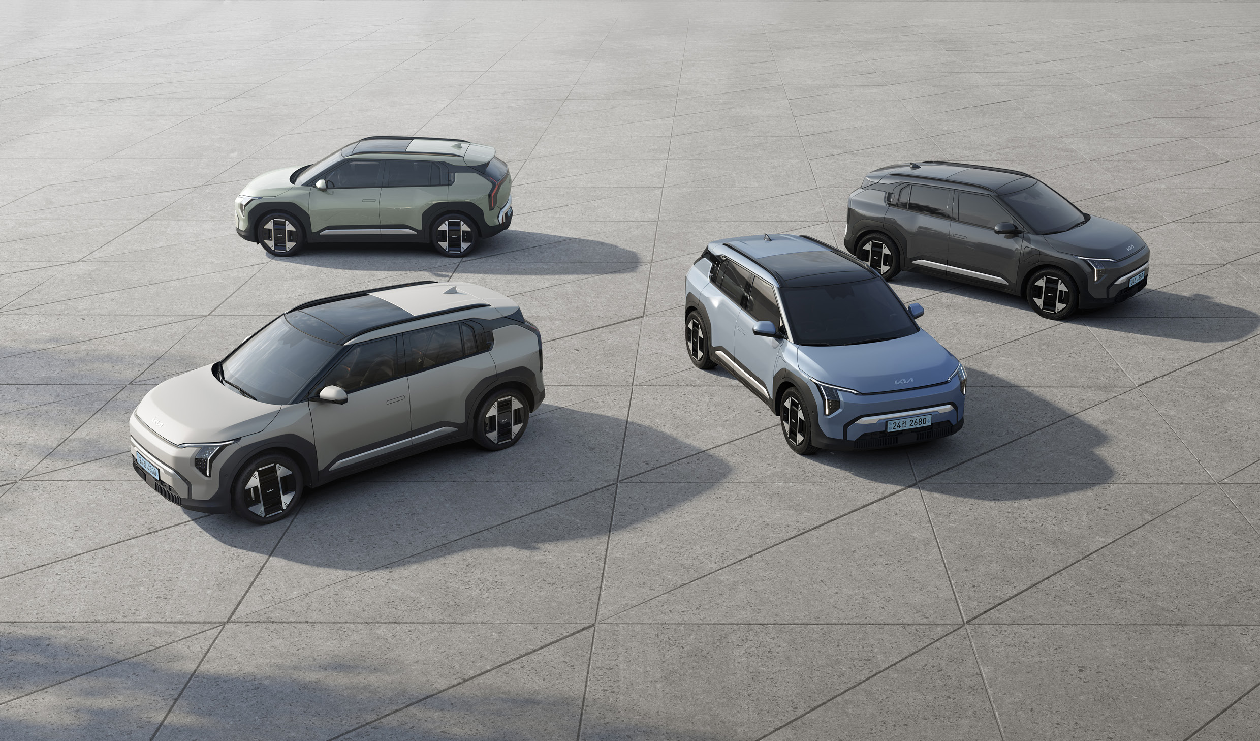 그린, 베이지, 블루, 그레이 계열 EV3가 방사형으로 주차된 모습